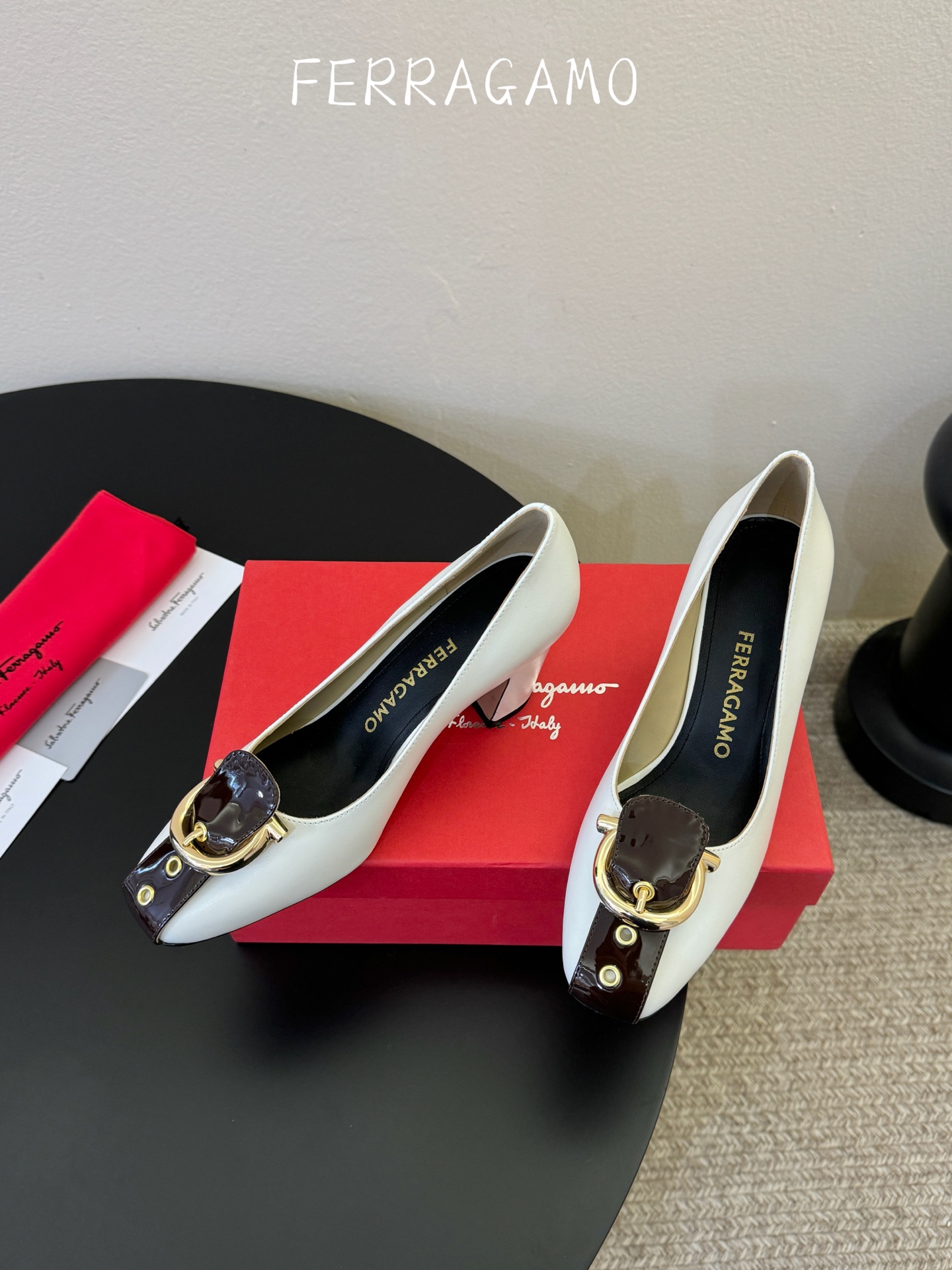 FERRAGAMO菲拉格慕女士新版穆勒拖鞋非常百搭，穿着不累脚 绝对入手不亏的一双！面料：进口漆皮内里：