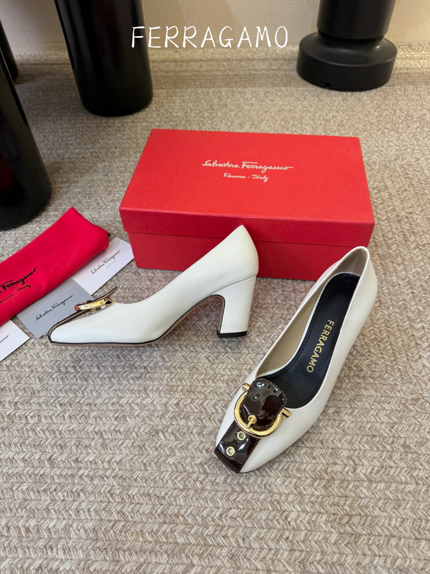 FERRAGAMO菲拉格慕女士新版穆勒拖鞋非常百搭，穿着不累脚 绝对入手不亏的一双！面料：进口漆皮内里：