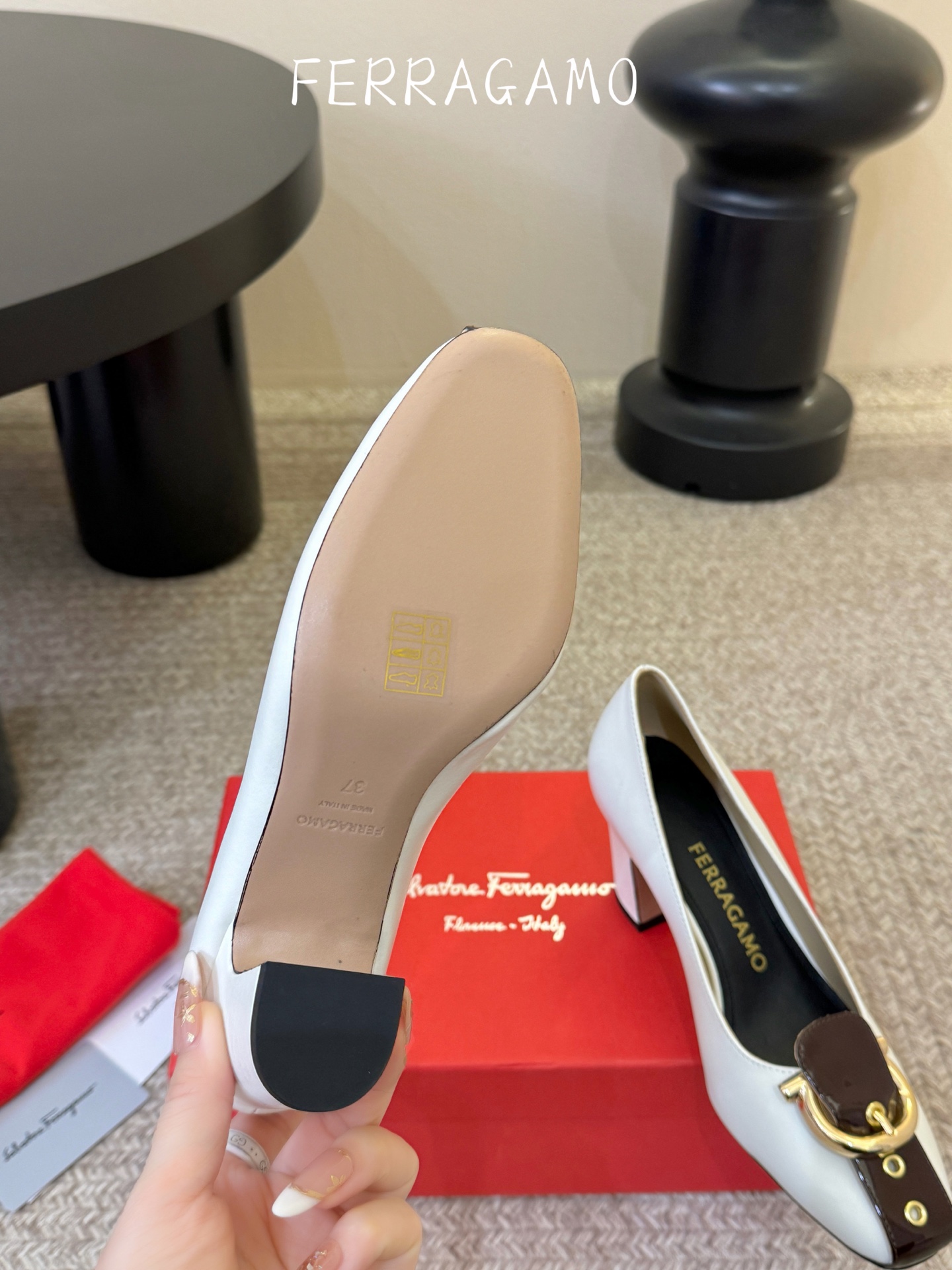 FERRAGAMO菲拉格慕女士新版穆勒拖鞋非常百搭，穿着不累脚 绝对入手不亏的一双！面料：进口漆皮内里：