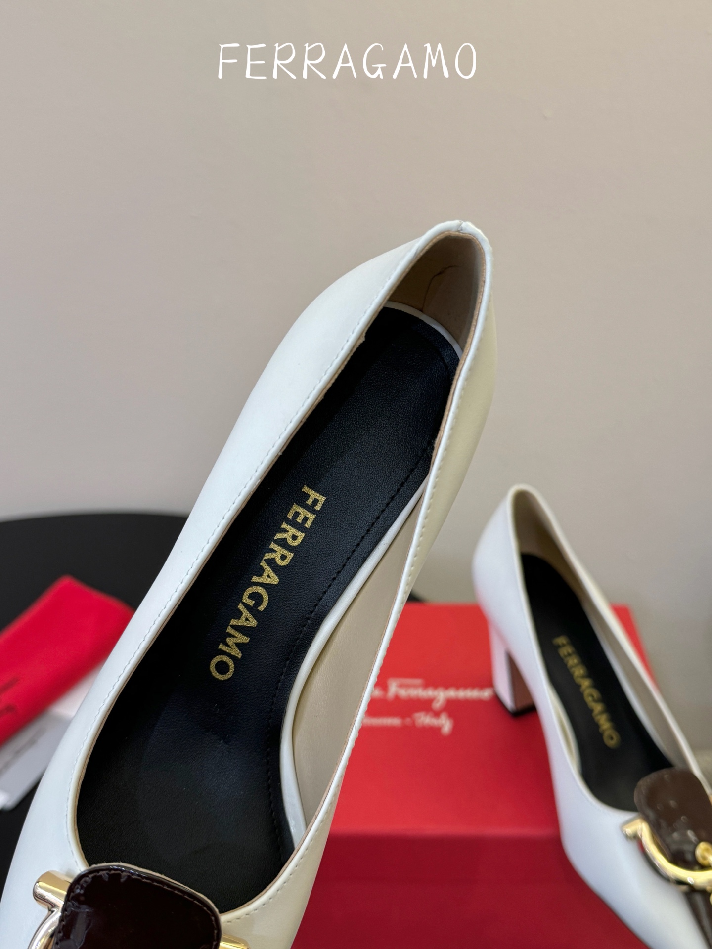 FERRAGAMO菲拉格慕女士新版穆勒拖鞋非常百搭，穿着不累脚 绝对入手不亏的一双！面料：进口漆皮内里：