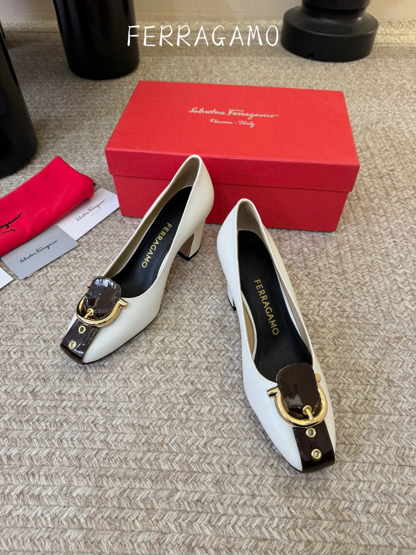 FERRAGAMO菲拉格慕女士新版穆勒拖鞋非常百搭，穿着不累脚 绝对入手不亏的一双！面料：进口漆皮内里：