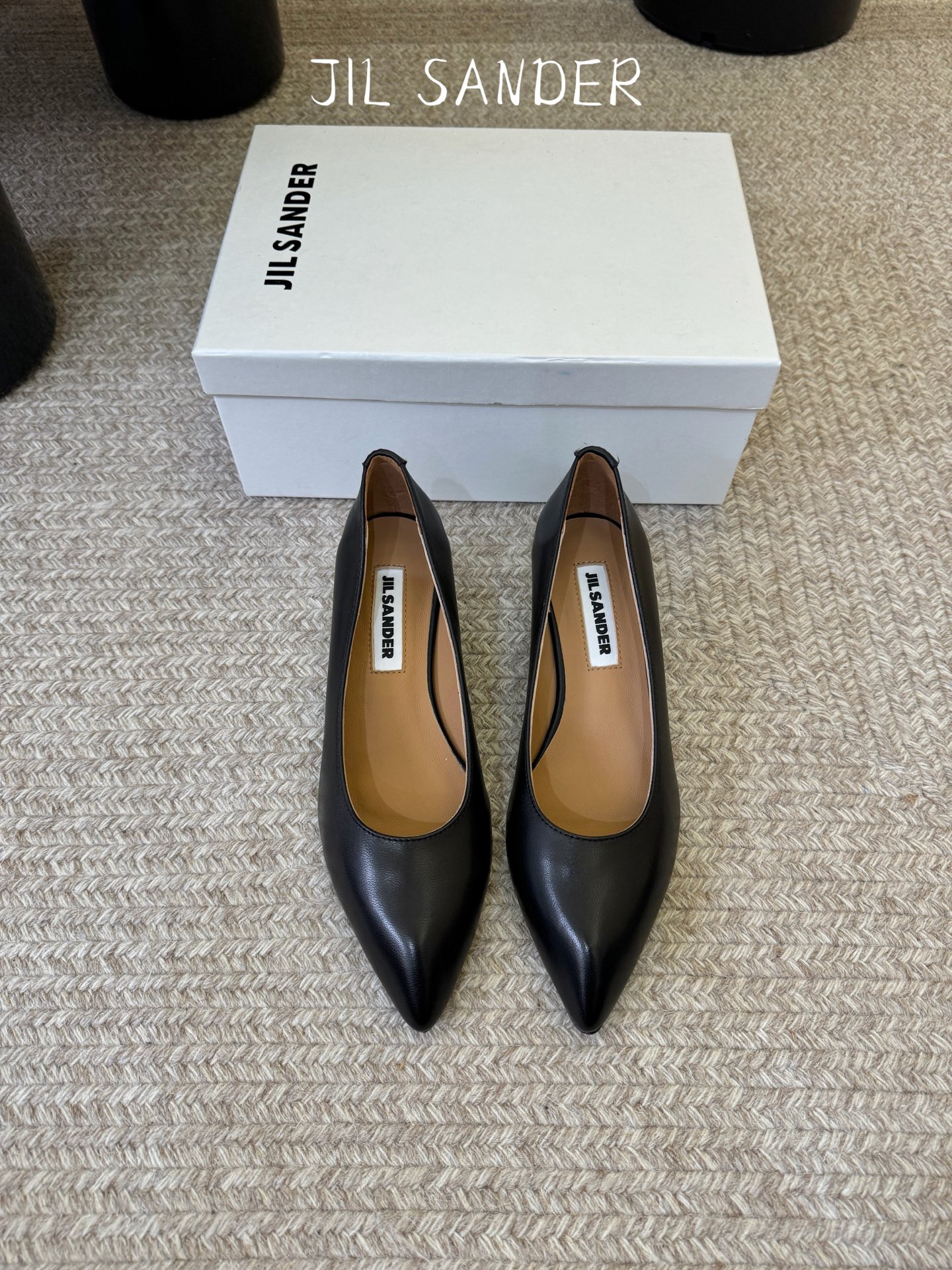 NO:786107,JILSander JIL SANDA simple retro wedge hollow sandals!  Minimalist style!  Many girls with fashionable personalities are very fond of international affordable luxury brands like jils@nder!  Don’t follow the trend, don’t blindly follow the trend, have your own unique interpretation of fashion and avant-garde in your daily look!  Highly recommend this pointed toe hollow sandal, the shoe shape is slender, simple, fashionable and unique!  Easy to wear and match, fresh and refined, the upper legs are very long...' The upper is made of original imported lambskin, the lining is sheepskin, and the Italian imported genuine leather outsole Heel height: 4cm Size: 35-41 (40 and 41 are non-refundable), high-heeled shoes, jil sander, jil sander, sandals, high heels, sheepskin, Leather soles19860909JILSander吉尔桑达简易复古坡跟中空凉鞋！极简主义风格！ 很多时尚个性的姑娘,非常青睐jils@nder这样一些国际轻奢品牌！不跟风,不盲从,平日look有着自己对时尚和前卫的独特诠释！极力推荐 这款尖头中空凉鞋,鞋型修长,简约时尚又与众不同！好穿好搭清新脱俗,上脚超显腿长………” 鞋面采用原版进口小羊皮 内里垫脚羊皮 意大利进口真皮大底  跟高:4cm 码数:35-41（40 41定不退换）,高跟鞋单鞋,jil sander,jil sander,sandals,high heels,sheepskin,Leather soles,Women's Shoes