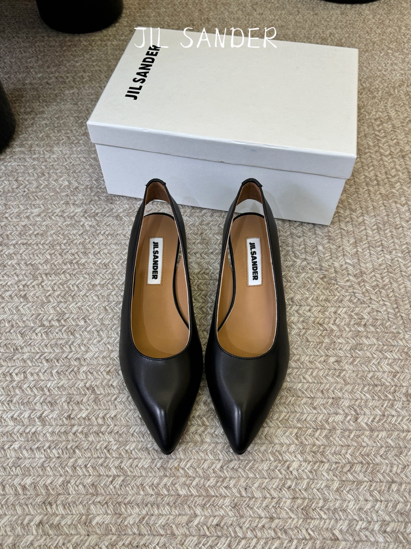 NO:786112,Hollow back JILSander simple retro wedge hollow sandals!  Minimalist style!  Many girls with fashionable personalities are very fond of international affordable luxury brands like jils@nder!  Don’t follow the trend, don’t blindly follow the trend, have your own unique interpretation of fashion and avant-garde in your daily look!  Highly recommend this pointed toe hollow sandal, the shoe shape is slender, simple, fashionable and unique!  Easy to wear and match, fresh and refined, the upper legs are very long...' The upper is made of original imported lambskin, the lining is sheepskin, and the Italian imported genuine leather outsole Heel height: 4cm Size: 35-41 (40 and 41 are non-refundable), high-heeled shoes, jil sander, jil sander, sandals, high heels, sheepskin, Leather soles19860909后镂空 JILSander吉尔桑达简易复古坡跟中空凉鞋！极简主义风格！ 很多时尚个性的姑娘,非常青睐jils@nder这样一些国际轻奢品牌！不跟风,不盲从,平日look有着自己对时尚和前卫的独特诠释！极力推荐 这款尖头中空凉鞋,鞋型修长,简约时尚又与众不同！好穿好搭清新脱俗,上脚超显腿长………” 鞋面采用原版进口小羊皮 内里垫脚羊皮 意大利进口真皮大底  跟高:4cm 码数:35-41（40 41定不退换）,高跟鞋单鞋,jil sander,jil sander,sandals,high heels,sheepskin,Leather soles,Women's Shoes