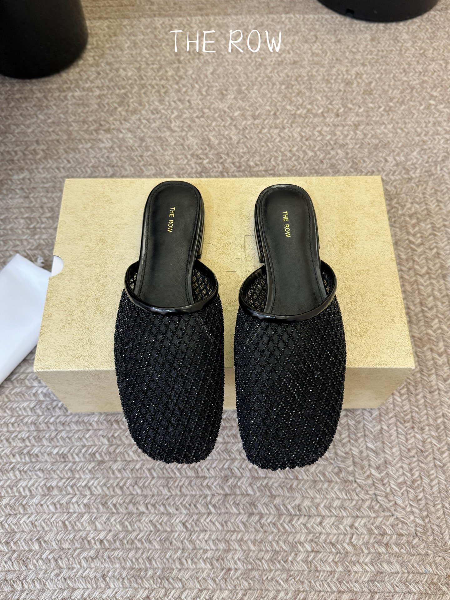 NO:786102,The row 2026 new slippers and sandals will be seen to be so fine and tolerant to the feet. They can modify the foot shape properly without losing the unique charm. They are convenient and convenient to put on the feet. They are also very comfortable and can be worn in daily life. They are super versatile!  Imported mesh upper, sheepskin lining, original outsole, size: 35-40 (40. Custom-made, non-refundable), half drag, sandals, slippers, sheepskin19860909The row2026新款拖鞋凉鞋会看到会做到这么精细、而且对脚的包容性特别强,把脚型修饰得妥妥的,又不失独特韵味,上脚方便便捷,且非常舒适、日常穿都没有问题的、超级百搭！ 鞋面进口网纱 内里羊皮 大底原版鞋底 码数:35-40（40.订做不退换）,半拖,sandals,slippers,sheepskin,Women's Shoes