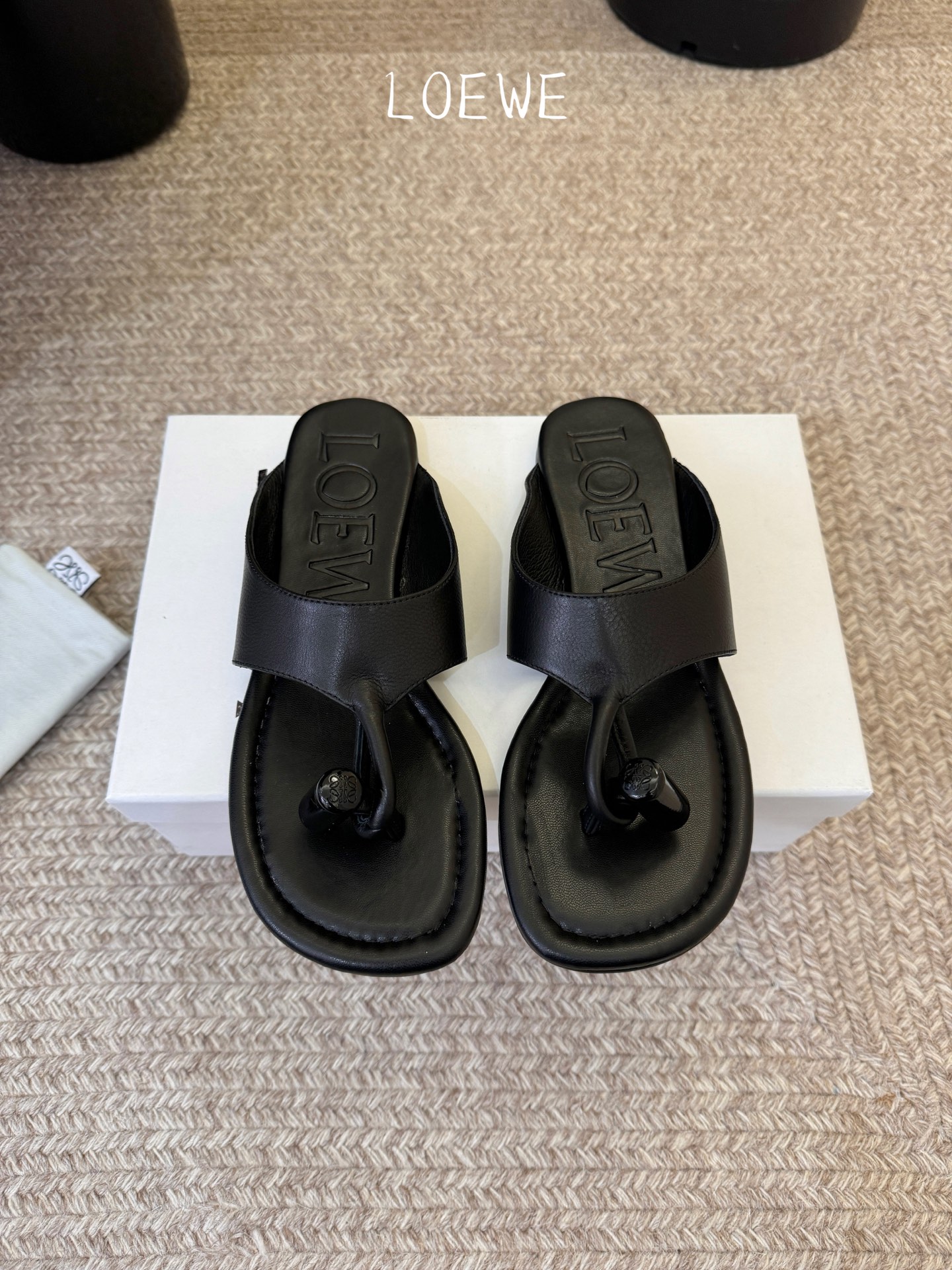 NO:819789,[Loewe] Hot new style. Matches the overall original last shape, fashionable and individual. Great color. ●Fabric imported first-layer cowhide. ●Water-dyed sheepskin leather on the inside. ●Water-dyed sheepskin on the feet. ●Original leather outsole.19860909【罗意威Loewe】 火爆新款 配合整体原版楦型,时尚而个性好穿 颜色超赞 ●面料进口头层牛皮 ●内里水染羊皮皮 ●垫脚水染羊皮 ●大底原版真皮大底 ●包装原版全套包装 ●码数35-40 ●,分趾鞋,loewe,loewe,cowhide,sheepskin,Leather soles,Women's Shoes