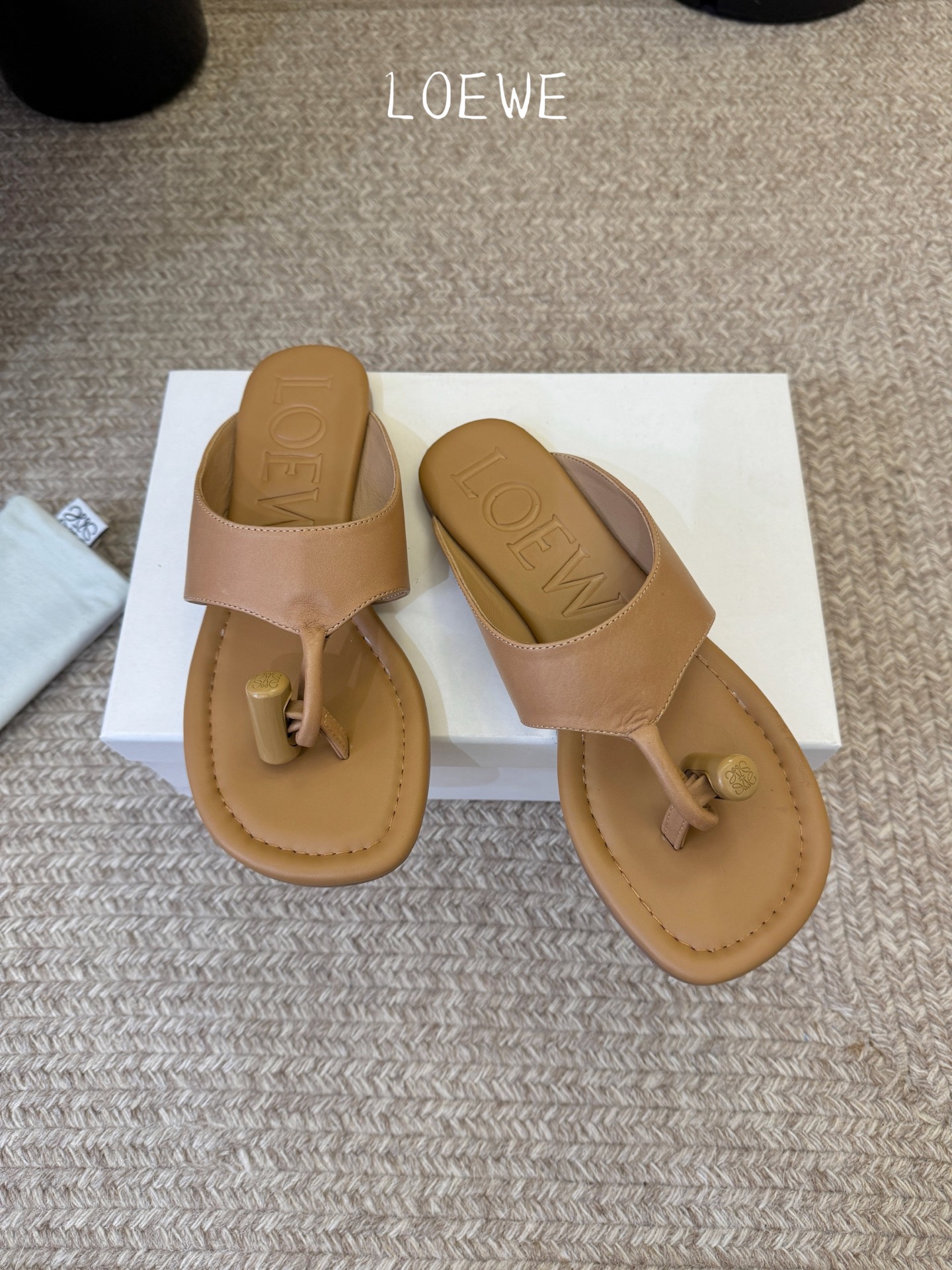 Loewe｜罗意威𝟐𝟎𝟐6春夏新品人字托凉鞋本季单品超级有意思❗️全网都火爆了，上脚好看，今年时髦必备单