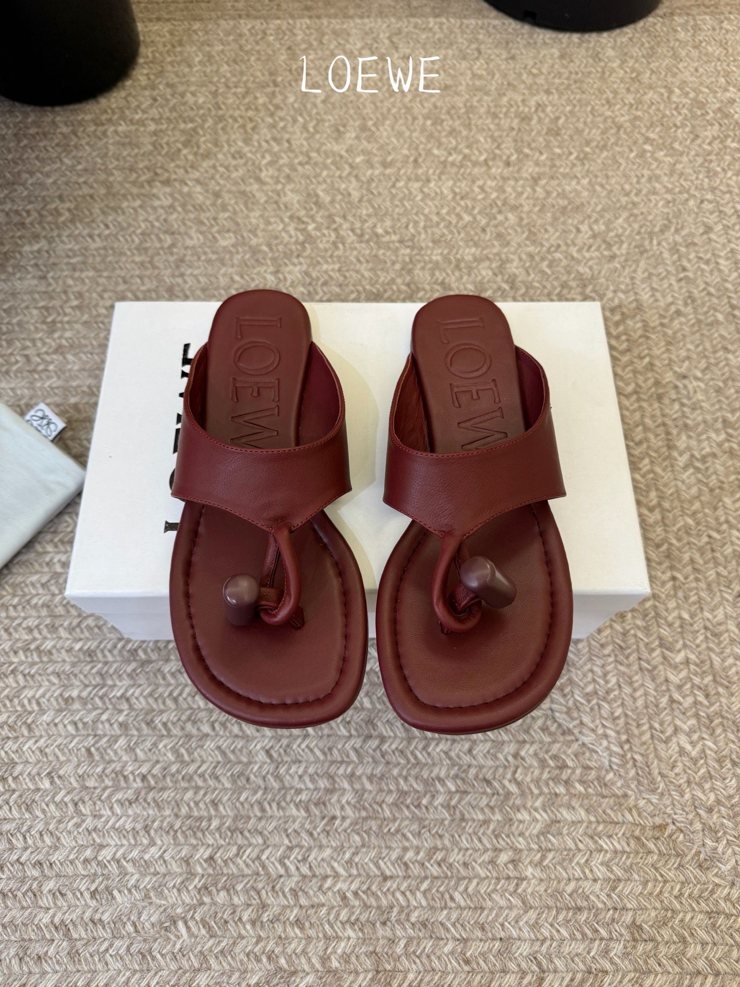 NO:786097,Loewe | Loewe 6 spring and summer new herringbone sandals. This season's item is super interesting and popular all over the Internet. It looks good on your feet and is a fashionable must-have item this year. The materials are all imported cowhide, with sheepskin lining. The outsole is genuine leather. Size 34-41 (customized at 34.40.41). Split-toe shoes, loewe, loewe, sandals, cowhide, sheepskin19860909Loewe｜罗意威6春夏新品人字托凉鞋 本季单品超级有意思全网都火爆了,上脚好看,今年时髦必备单品 材质全部采用进口牛皮,内里羊皮 大底真皮底 码数34-41（34.40.41定制）,分趾鞋,loewe,loewe,sandals,cowhide,sheepskin,Women's Shoes