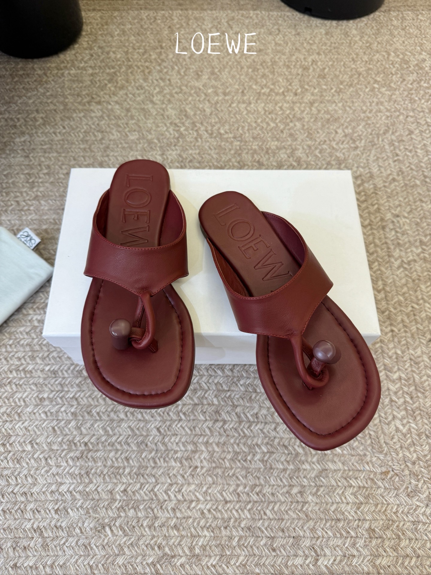 Loewe｜罗意威𝟐𝟎𝟐6春夏新品人字托凉鞋本季单品超级有意思❗️全网都火爆了，上脚好看，今年时髦必备单