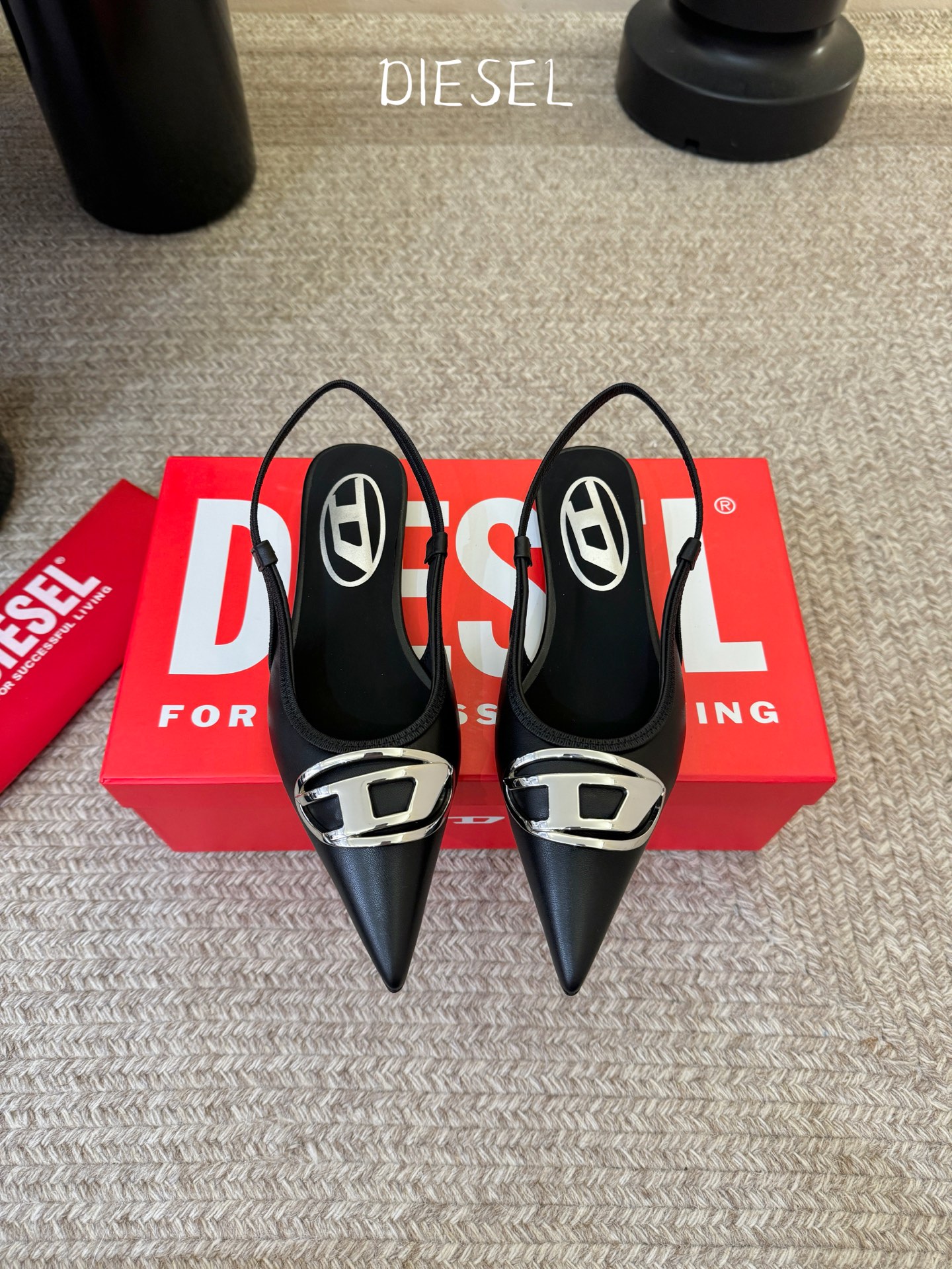 NO:786091,Diesel is an Italian denim fashion brand. DIESEL is not only a fashion clothing brand, it also represents a lifestyle. The new spring and summer product Diesel back elastic pointed-toe high heels are awarded to DIESEL for the F/W23 Sexiest Shoes Award. It appeared at Milan Fashion Week. It can be said that the scene is constantly exciting. Dlog high heels shine!  It’s hard to find a pair of shoes. The new products of the new season are extremely eye-catching. Beautiful Diesel high heels. DIESEL’s original molded hardware with exclusive brand recognition. Smooth lines, elegant style, a must-have for everyone. Upper cowhide, lining sheepskin, foot pads sheepskin. Original custom-made leather sole. Size 35-39 (40.41 order), sandals, sandals, high heels, cowhide, sheepskin.19860909Diesel是意大利牛仔时装品牌,DIESEL不仅是时尚服饰品牌 它更代表一种生活方式 春夏新品Diesel后弹力尖头高跟鞋 F/W23最性感鞋子大奖颁给DIESEL 亮相米兰时装周  可以说现场状况精彩不断 Dlog高跟鞋大放异彩！一鞋难求 新一季的新品无比抢眼 绝美Diesel高跟鞋 DIESEL 独家品牌辨识度的原版开模五金 流畅的线条,优雅版型,人手必备 鞋面牛皮 内里绵羊皮 垫脚羊皮 鞋底原版定制真皮鞋底 码数35-39（40.41订）,凉鞋,sandals,high heels,cowhide,sheepskin,Women's Shoes