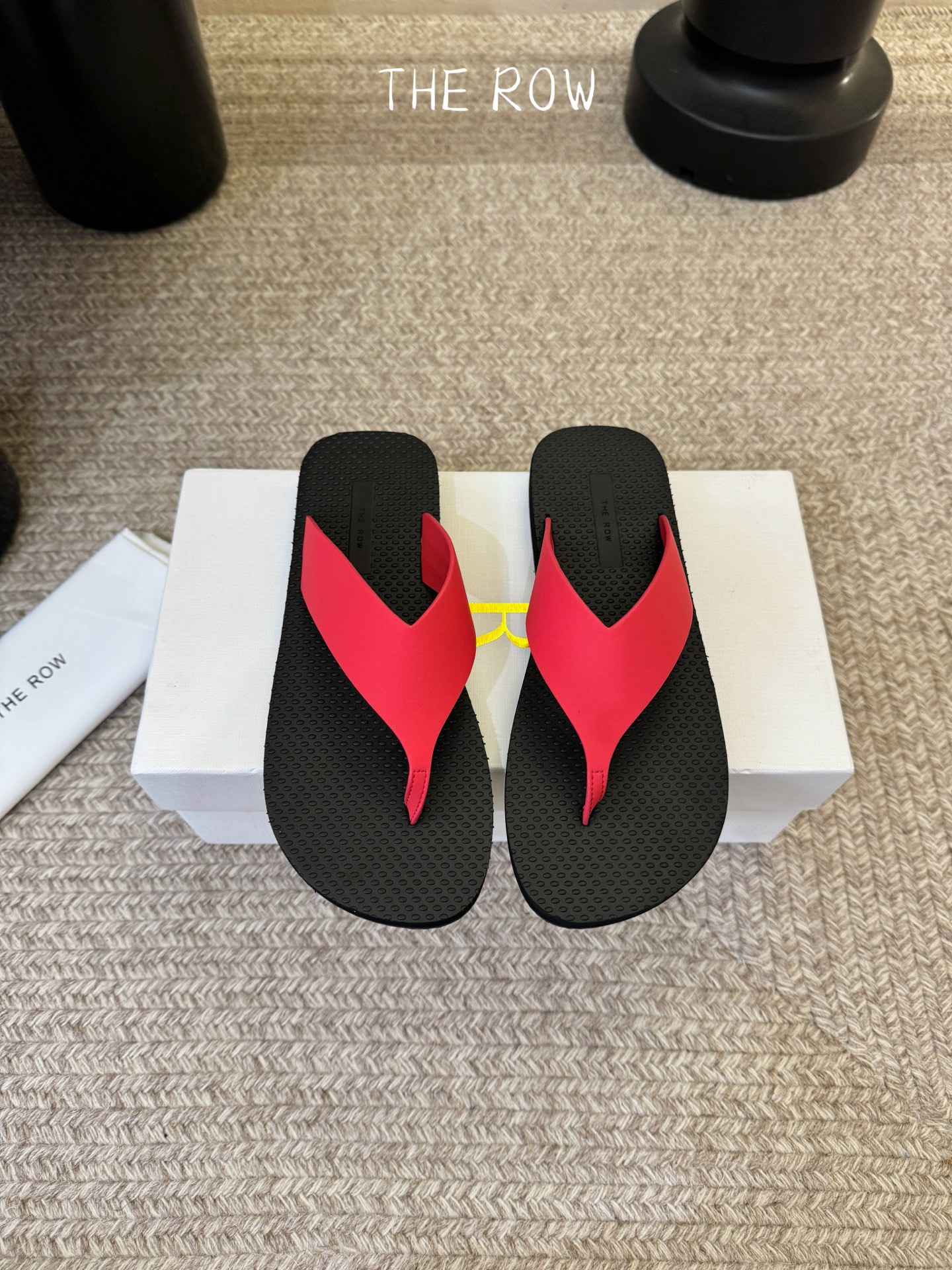 NO:786929,The thin-soled running model adds red and the material remains the same. The Row's latest flip-flops for spring and summer are popular with many celebrity Internet celebrities, showing a comfortable and simple style! The new Dune flip-flop sandals, the toe is made of grosgrain cotton, and is equipped with a textured footbed and lightweight rubber sole. Through the reinterpretation of the classic style, new colors are used to inject new vitality into the brand. Size35-40, split-toe shoes, sandals, slippers19860909薄底跑量款 增加红色 材质不变 The Row 春夏最新款人字拖鞋 超多明星网红种草 展示了舒适自在的简约感穿搭! 新款 Dune人字拖凉鞋,夹脚采用罗缎棉质制成,并配有纹理感鞋床和轻质橡胶鞋底.通过对经典款式的重新诠释,采用新配色为品牌注入新活力Size35-40,分趾鞋,sandals,slippers,Women's Shoes