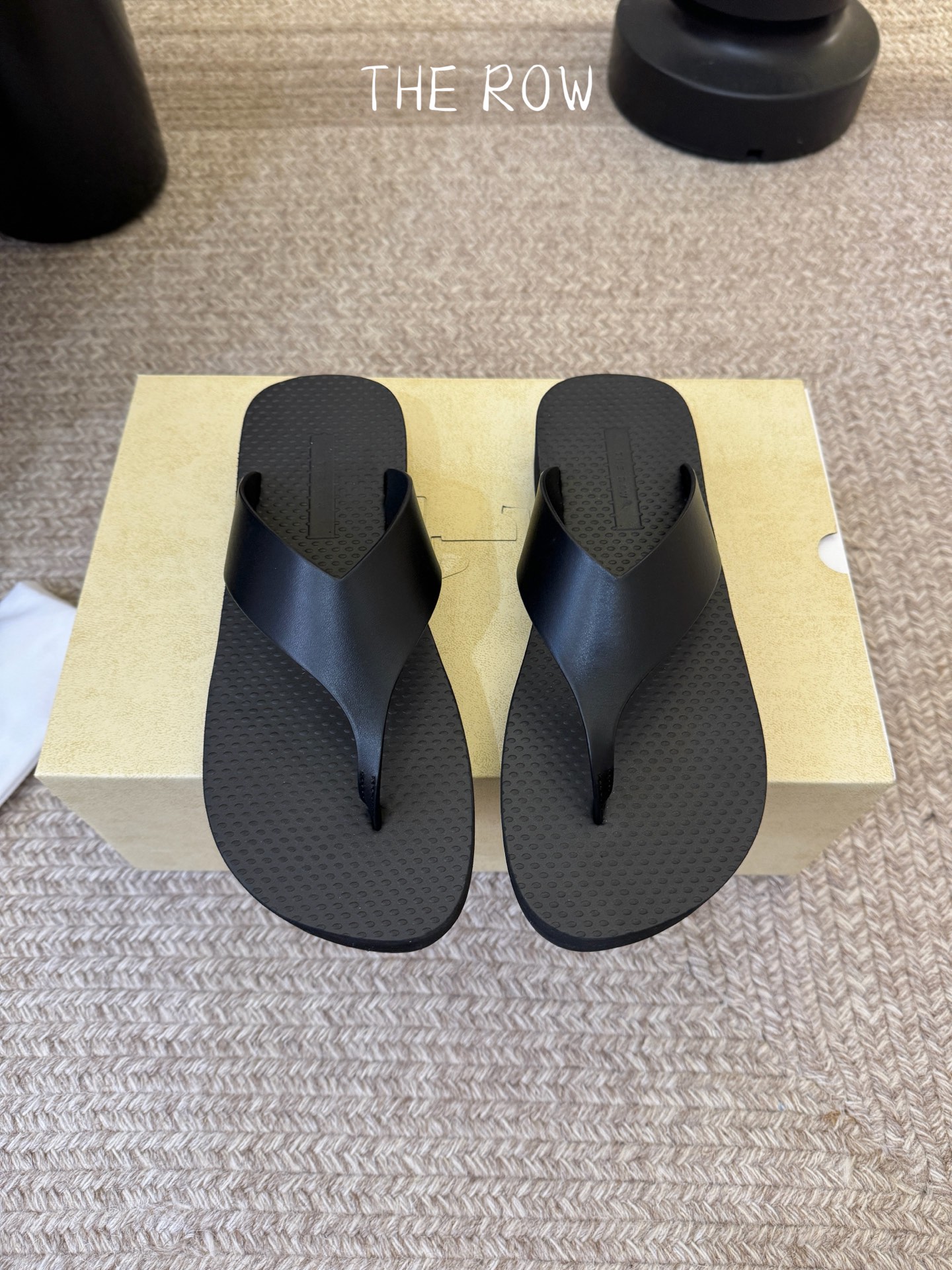 NO:786933,Ordering Notes Thick-soled The Row's latest flip-flops for spring and summer. Many celebrity Internet celebrities have planted grass, showing a comfortable and simple style! The new Dune flip-flop sandals, the toe is made of grosgrain cotton, and is equipped with a textured footbed and lightweight rubber sole. Through the reinterpretation of the classic style, new colors are used to inject new vitality into the brand. Size35-40, split-toe shoes, sandals, slippers19860909下单备注 厚底 The Row 春夏最新款人字拖鞋 超多明星网红种草 展示了舒适自在的简约感穿搭! 新款 Dune人字拖凉鞋,夹脚采用罗缎棉质制成,并配有纹理感鞋床和轻质橡胶鞋底.通过对经典款式的重新诠释,采用新配色为品牌注入新活力Size35-40,分趾鞋,sandals,slippers,Women's Shoes