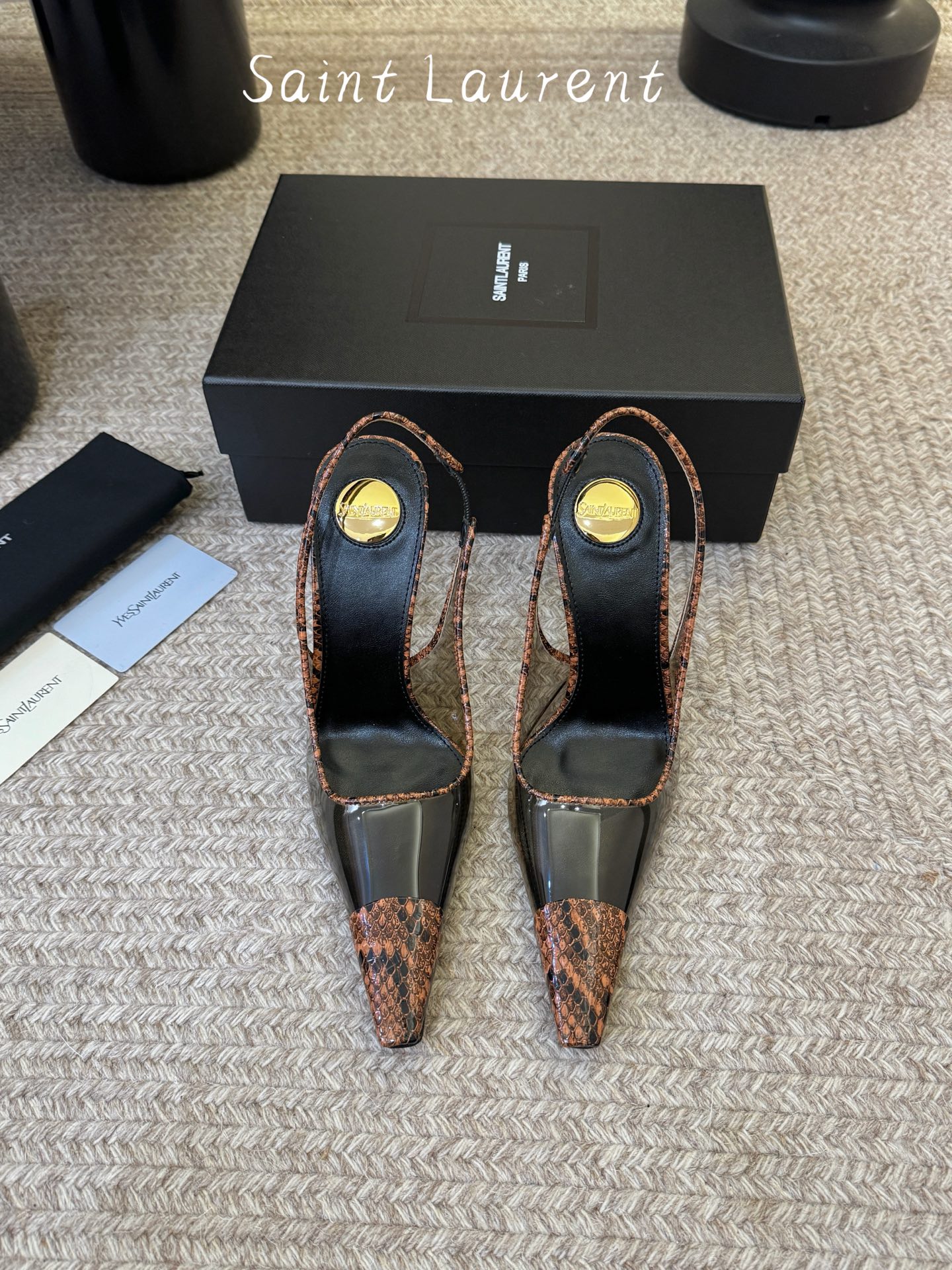 NO:786926,Saint Lauren*26SS new spring and summer sandals are summer high-heeled models with a cool and elegant feel. This pair directly combines French sexiness and high-end texture!  The design perfectly captures the aesthetic point of fashion stars. It is embellished with iconic brand elements and has low-key recognition. The pointed-toe shoe shape is matched with a thin strap design, which can not only lengthen the leg line, but also has an effortless and lazy sexiness. Whether it is paired with a commuting outfit or a date skirt, it can easily create a beautiful and sassy atmosphere.  It can be called an all-rounder in matching scenarios. Pair it with suit pants or skirts for daily commuting, which is neat and elegant; pair it with a dress or wide-leg pants for a date, which instantly enhances sophistication and femininity. Imported material for upper, sheepskin lining, Italian genuine leather outsole, size 35-40 (customized size 40 is non-refundable), 10.5cm, high heels and sandals, saint laurent, sandals, high heels, skirts, business suit, sheepskin, Leather soles19860909Saint Lauren*26SS春夏新款凉鞋 自带冷艳贵气感的夏日高跟款,这双直接把法式性感和高级质感拉满！设计上完美踩中了时髦星人的审美点,标志性的品牌元素点缀,自带低调的辨识度,尖头鞋型搭配细带设计,既能拉长腿部线条,又自带毫不费力的慵懒性感,不管是搭配通勤装还是约会裙装,都能轻松穿出又美又飒的氛围感. 搭配场景堪称万能选手,日常通勤搭配西装裤或半身裙,利落又有气场；约会搭配连衣裙或阔腿裤,瞬间提升精致度与女人味. 鞋面进口材料 内里羊皮 大底意大利真皮大底 size35-40码（40码定制不退换）10.5cm,高跟鞋凉鞋,saint laurent,sandals,high heels,skirts,business suit,sheepskin,Leather soles,Women's Shoes