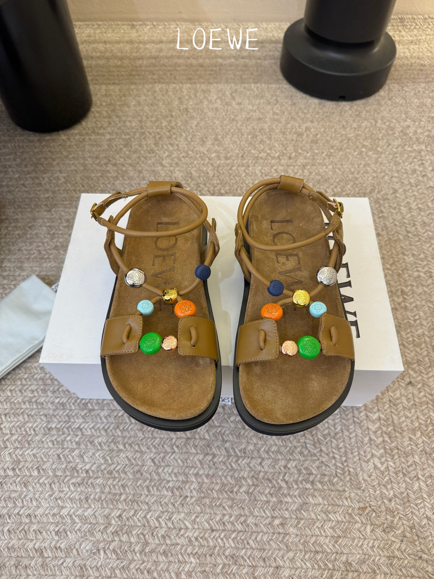 NO:786912,LOEW* new spring and summer colorful buckle thick-soled sandals  LOEWE colorful buckle thick-soled sandals with a sense of summer vitality directly bring out the sense of art and comfort. Its design has its own eye-catching properties. The colorful buttons on the upper are the soul highlight of the whole pair of shoes, like wearing a color palette on the feet. Each one reveals a playful little thought and has its own recognition. It will turn heads when walking on the road. Whether it is a simple style or a personalized style, it can easily stand out and become the most eye-catching touch in the style.  The strap design fits the shape of the foot, so you don’t have to worry about the heel falling off. It is suitable for daily commuting, shopping, and beach vacations. It is comfortable and comfortable. Upper cowhide leather lining Sheepskin outsole Rubber outsole size 35-40 (customized size 40 is non-refundable) Heel height 4cm, sandals, loewe, sandals, cowhide, sheepskin19860909LOEW*春夏新款彩扣厚底凉鞋 自带夏日活力感的LOEWE彩扣厚底凉鞋,把艺术感和舒适感直接拉满.它的设计自带吸睛属性,鞋面上的彩色纽扣是整双鞋的灵魂亮点,像把调色盘穿在了脚上,每一颗都透着俏皮的小心思,自带辨识度,走在路上回头率直接拉满.不管是简约风还是个性风穿搭,都能靠它轻松出彩,成为造型里最亮眼的一笔. 绑带的设计贴合脚型,不用怕掉跟,日常通勤、出门逛街、海边度假穿它都合适,舒适又自在. 鞋面牛皮 内里羊皮 大底橡胶大底 size35-40码（40码定制不退换） 跟高4cm,凉鞋,loewe,sandals,cowhide,sheepskin,Women's Shoes