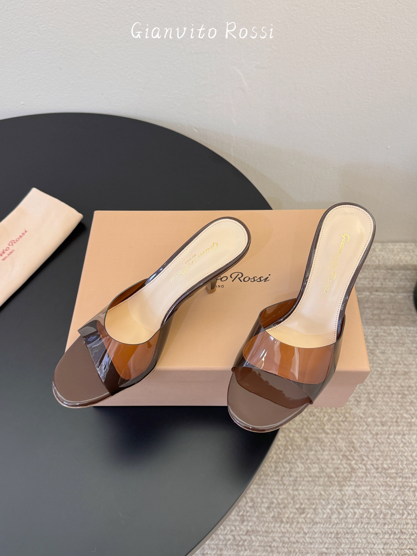 gianvito rossi26春夏新款tpu拖鞋，鞋面进口tpu柔软不闷脚，意大利原色真皮底，跟高7c
