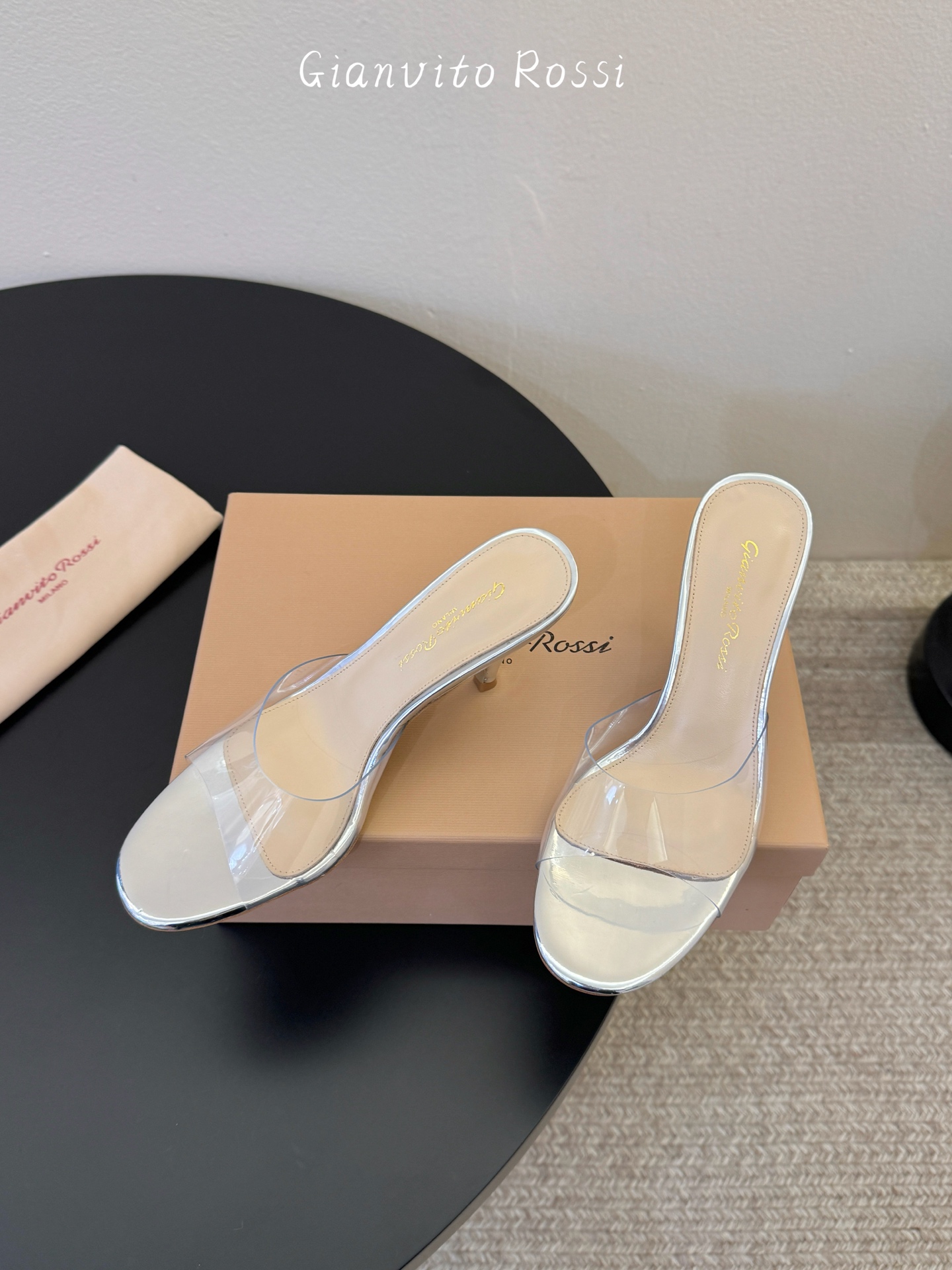 gianvito rossi26春夏新款tpu拖鞋，鞋面进口tpu柔软不闷脚，意大利原色真皮底，跟高7c