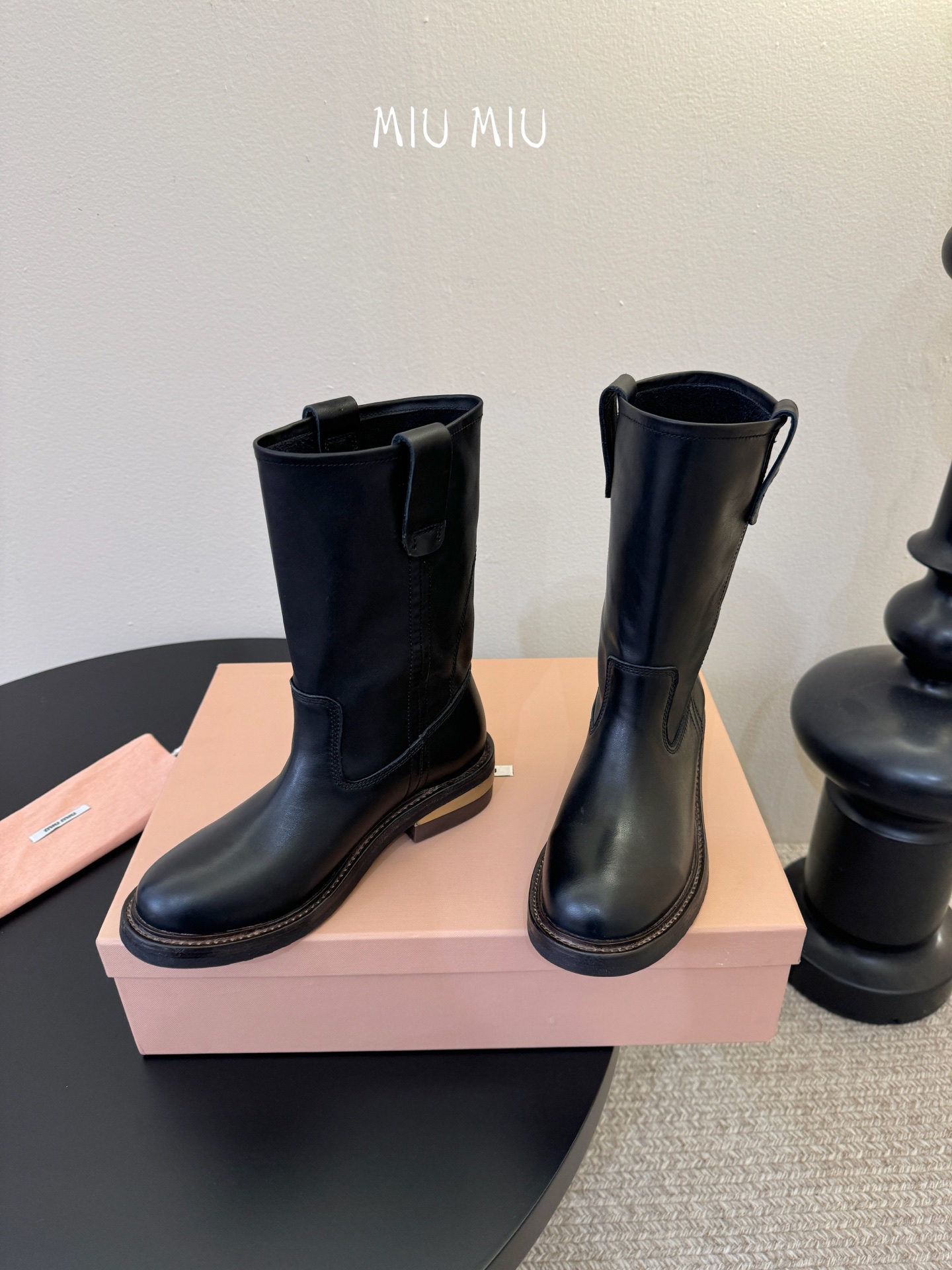 MiuMiu/缪缪 秋冬走秀款西部系列·复古做旧堆堆靴机车靴马丁靴今年最值得入手的靴子 没有之一！超多网