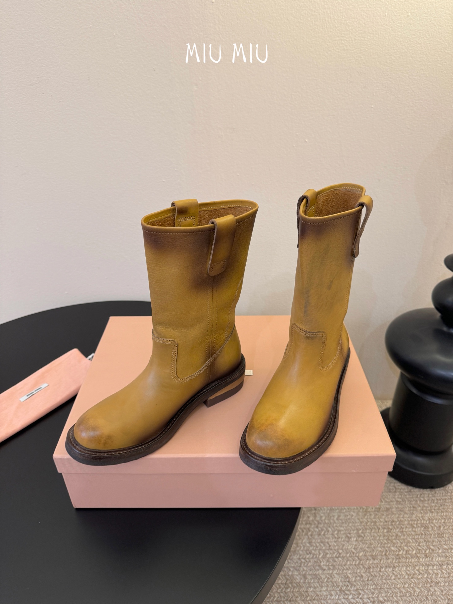 MiuMiu/缪缪 秋冬走秀款西部系列·复古做旧堆堆靴机车靴马丁靴今年最值得入手的靴子 没有之一！超多网