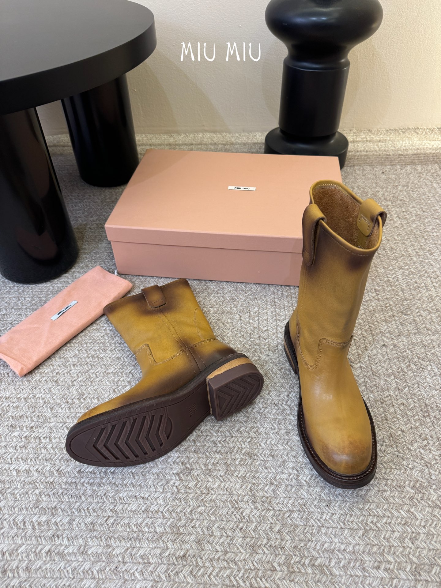 MiuMiu/缪缪 秋冬走秀款西部系列·复古做旧堆堆靴机车靴马丁靴今年最值得入手的靴子 没有之一！超多网