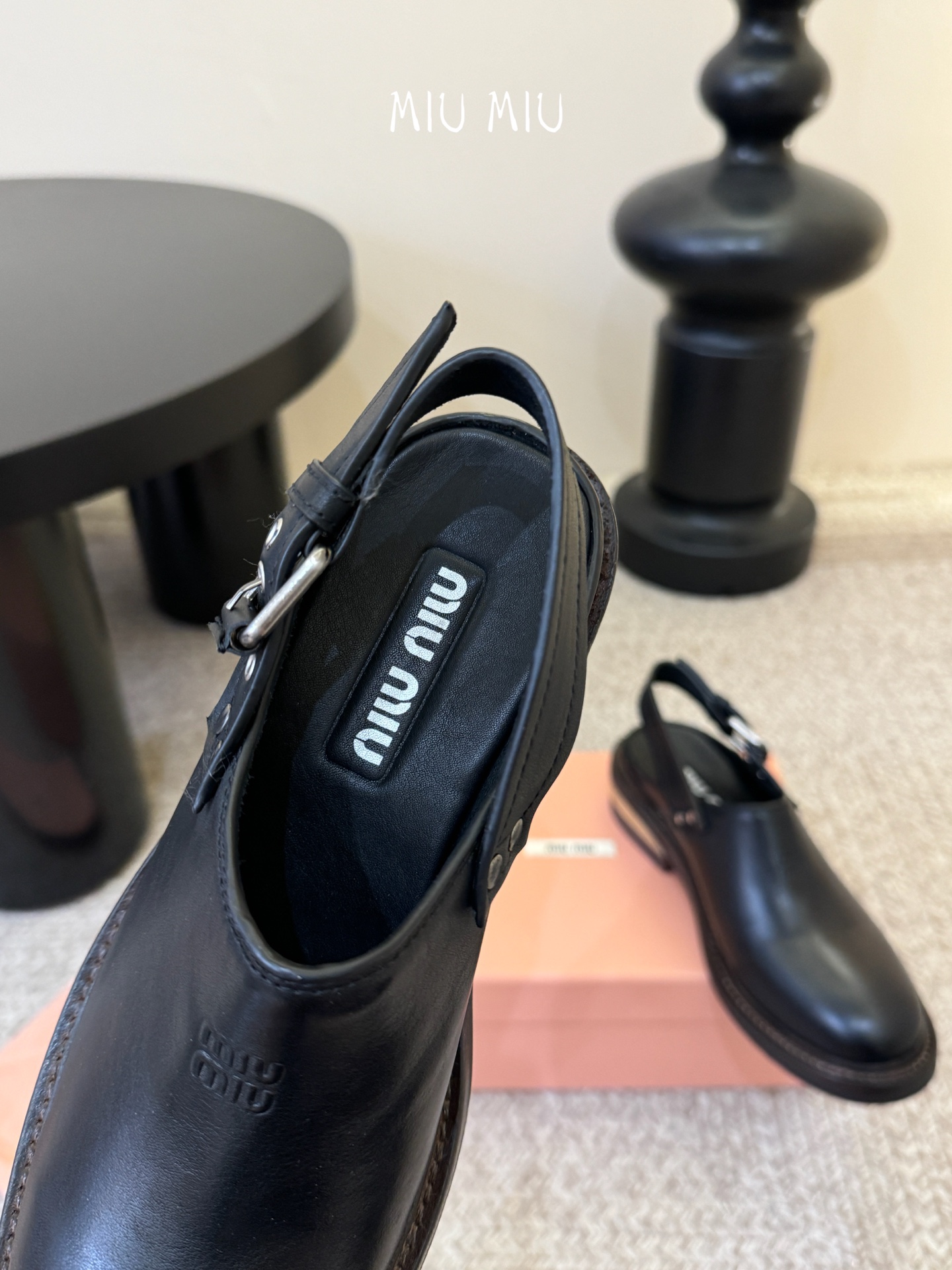 MiuMiu/缪缪 走秀款机车鞋今年最值得入手的靴子 没有之一！超多网红明星上脚 miumiu今年秋冬确