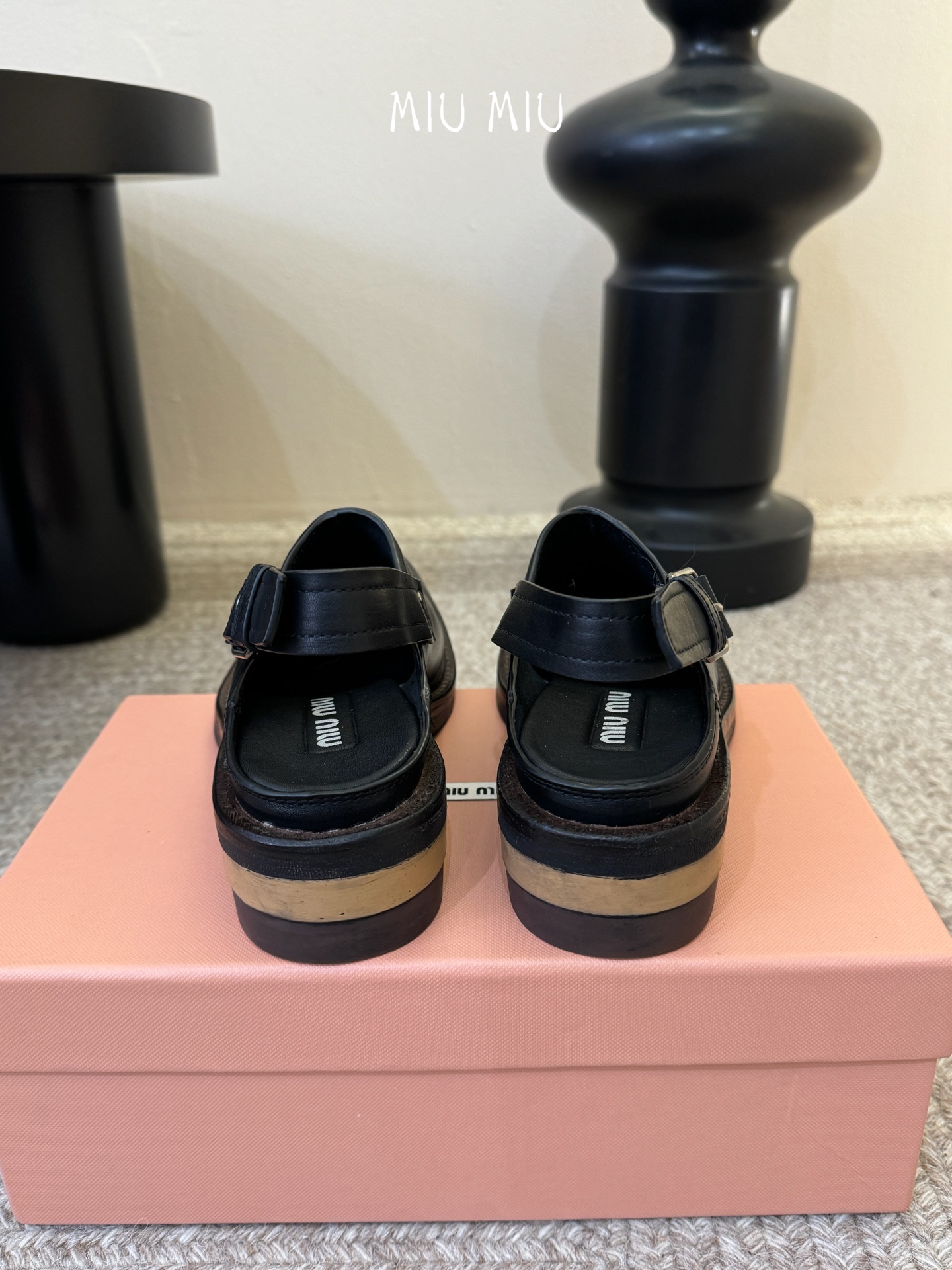 MiuMiu/缪缪 走秀款机车鞋今年最值得入手的靴子 没有之一！超多网红明星上脚 miumiu今年秋冬确
