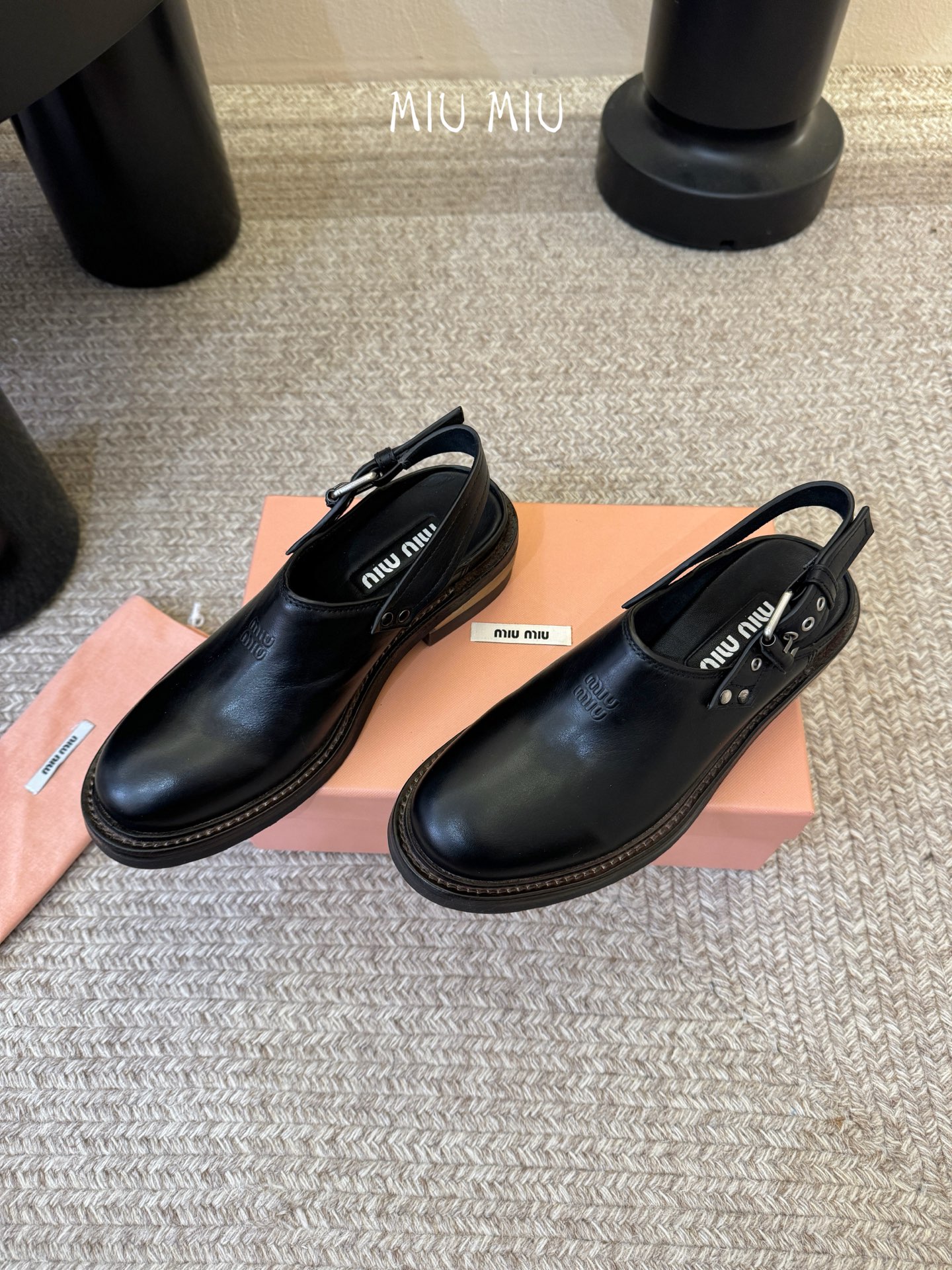 MiuMiu/缪缪 走秀款机车鞋今年最值得入手的靴子 没有之一！超多网红明星上脚 miumiu今年秋冬确