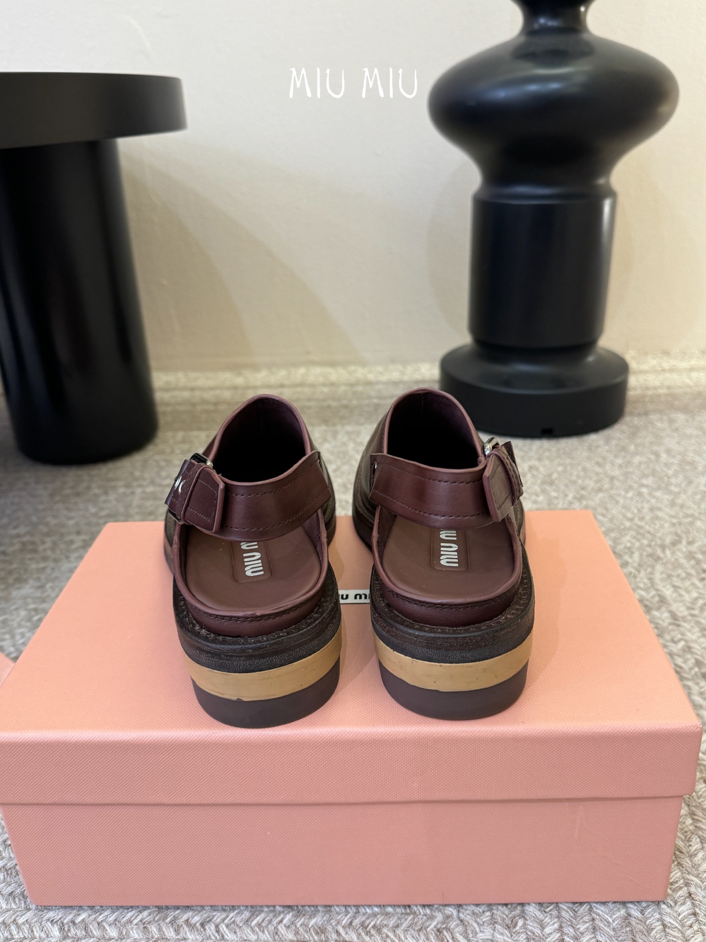 MiuMiu/缪缪 走秀款机车鞋今年最值得入手的靴子 没有之一！超多网红明星上脚 miumiu今年秋冬确