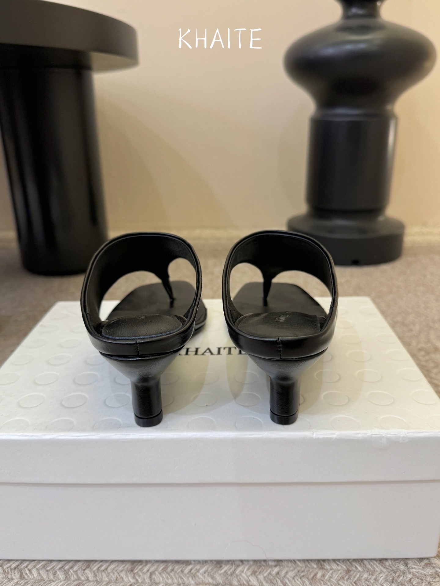 Khait*  𝟐𝟔𝐀𝐖新品带跟夹趾拖｜轻熟感的日常叙事质感与随性优雅写进鞋型 每一步都带着温柔的锋芒 