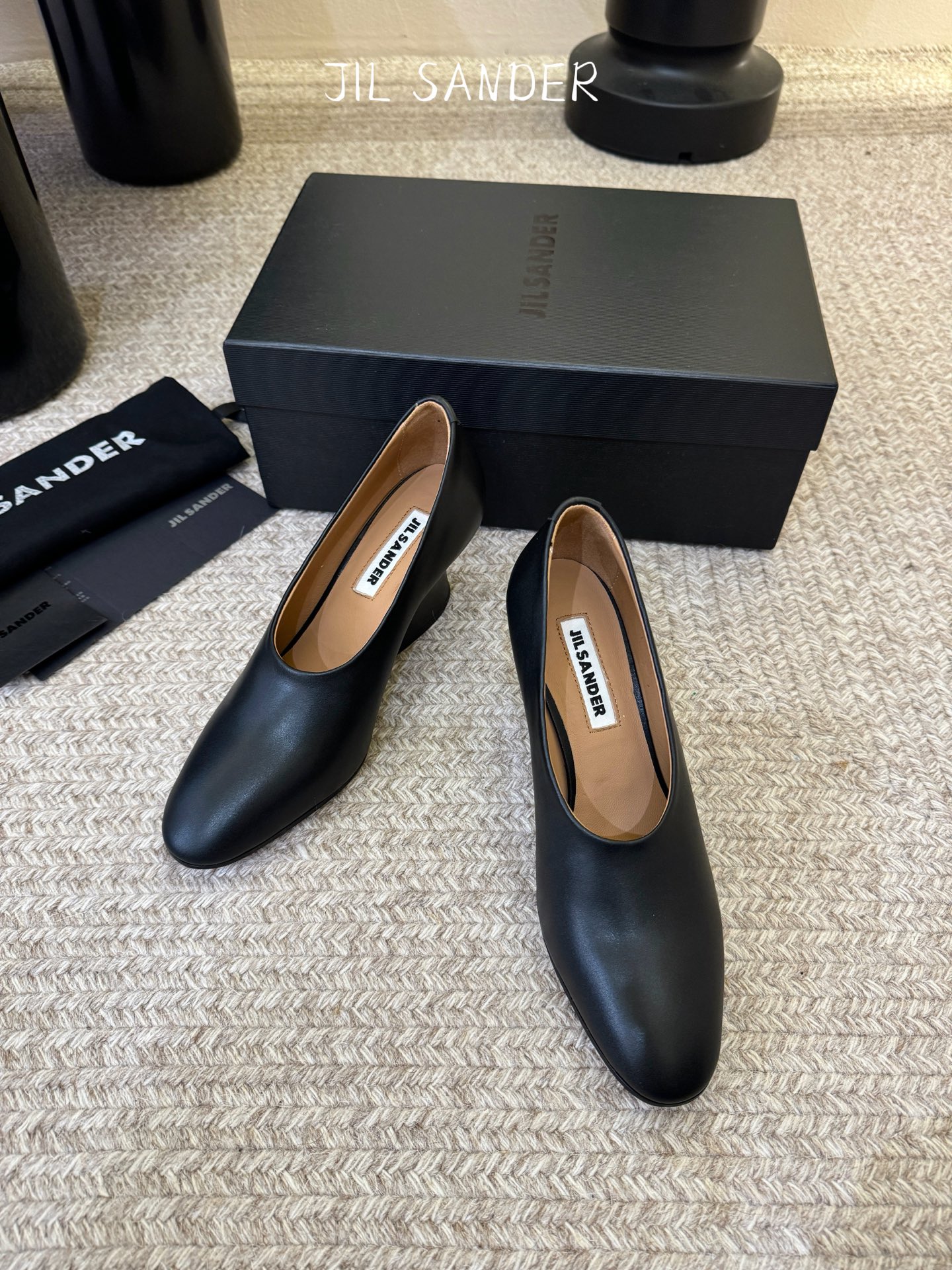 Unknown jilsander*吉尔𝐧𝐞𝐰26春夏走秀款简易 粗跟圆头单鞋 极简主义风格