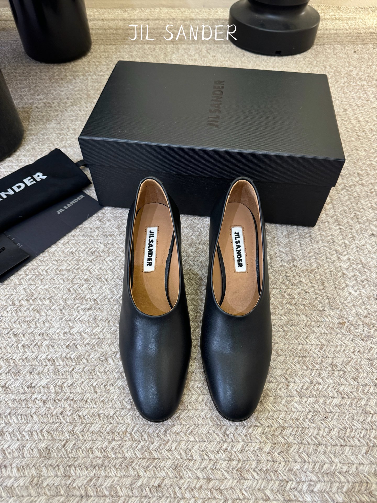 Unknown jilsander*吉尔𝐧𝐞𝐰26春夏走秀款简易 粗跟圆头单鞋 极简主义风格