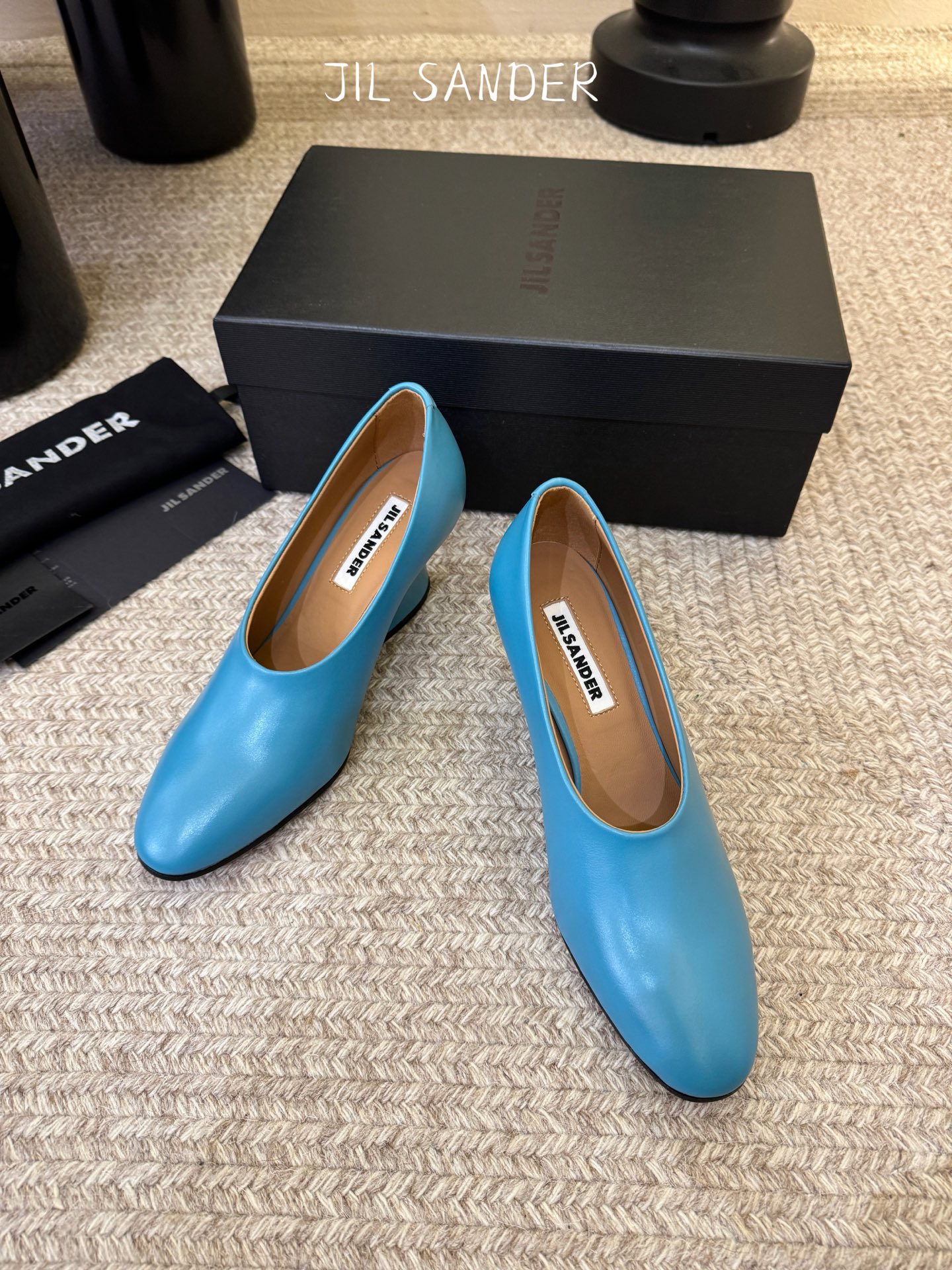 Unknown jilsander*吉尔𝐧𝐞𝐰26春夏走秀款简易 粗跟圆头单鞋 极简主义风格