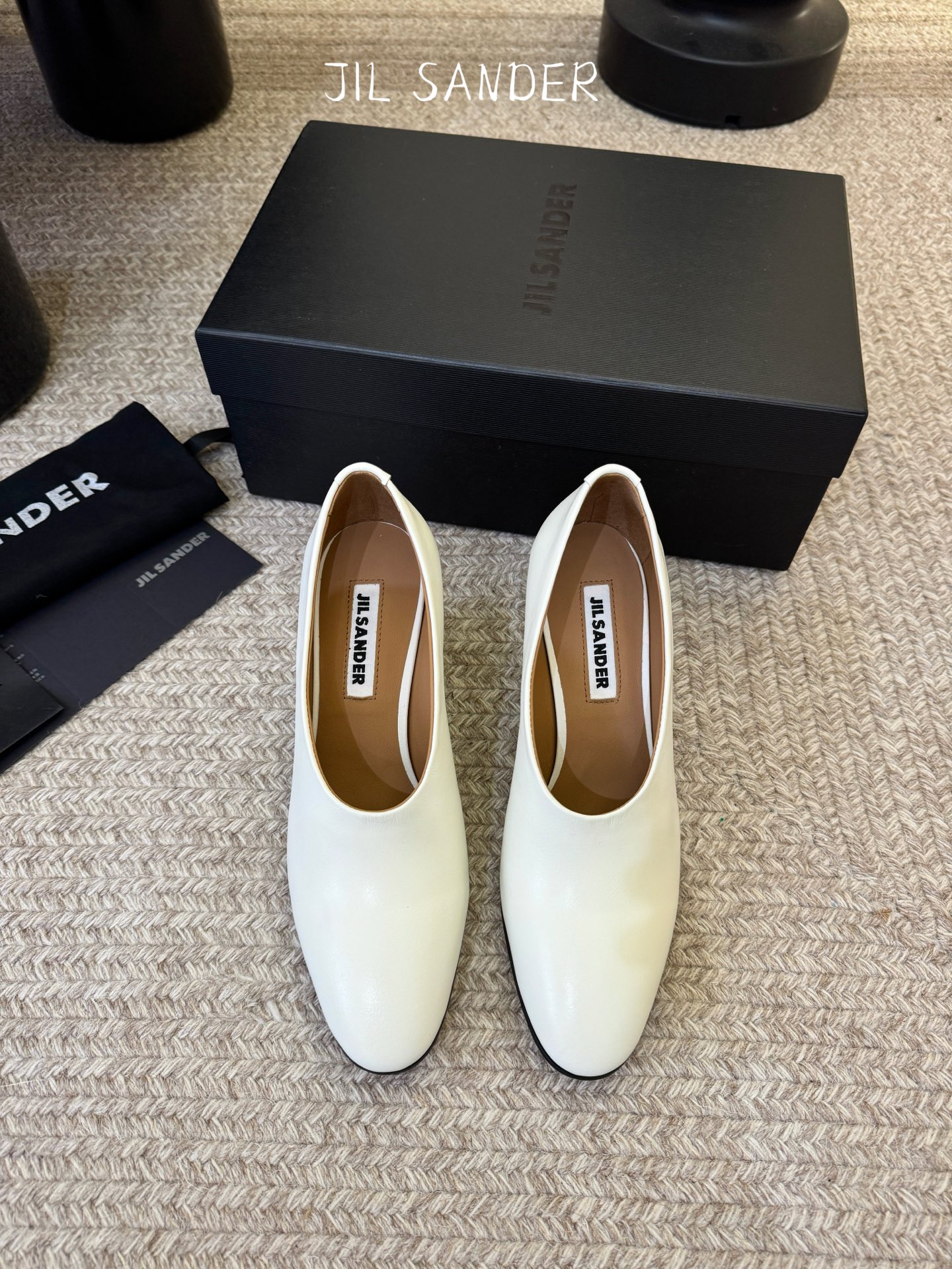 Unknown jilsander*吉尔𝐧𝐞𝐰26春夏走秀款简易 粗跟圆头单鞋 极简主义风格