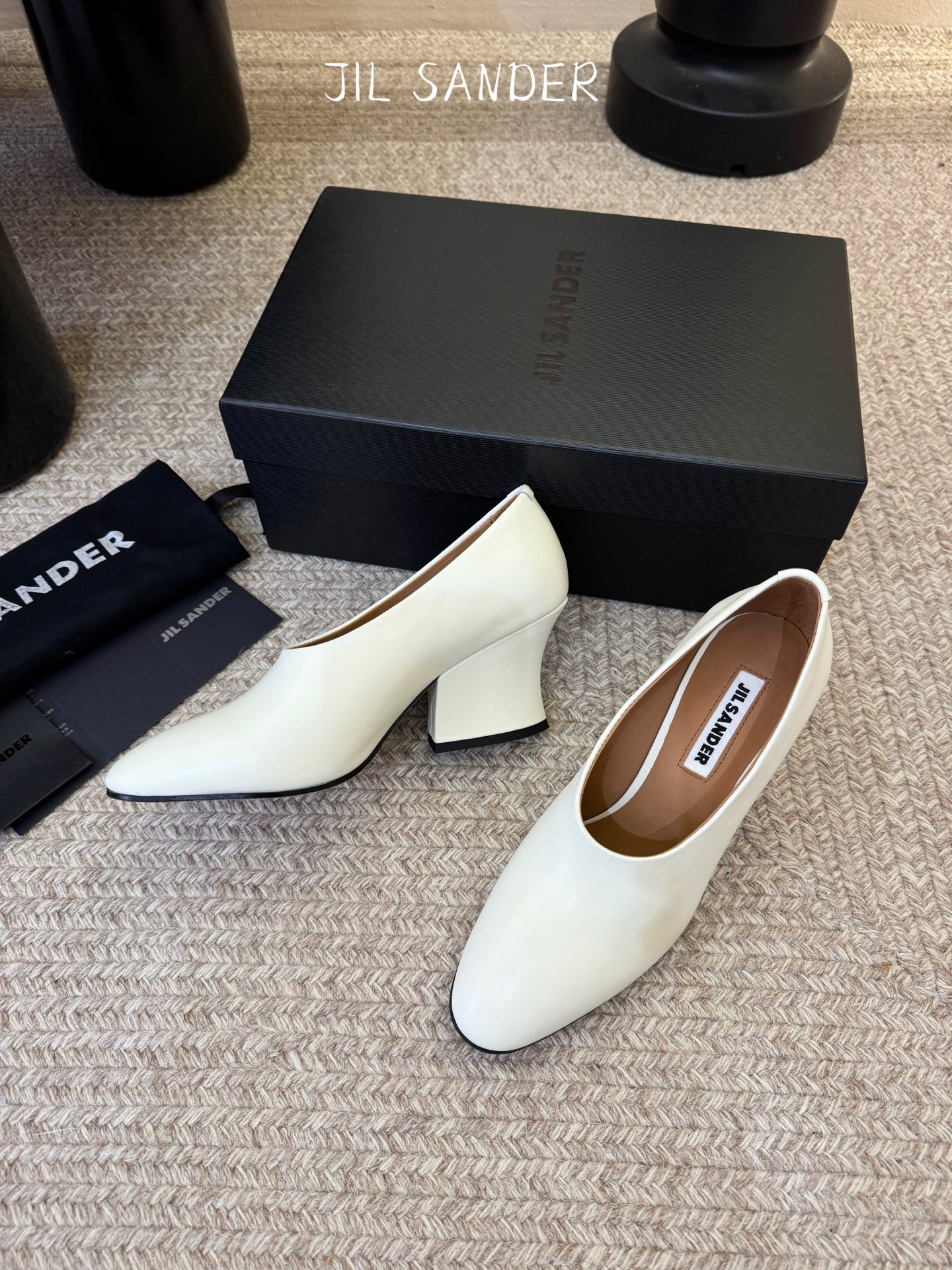 Unknown jilsander*吉尔𝐧𝐞𝐰26春夏走秀款简易 粗跟圆头单鞋 极简主义风格