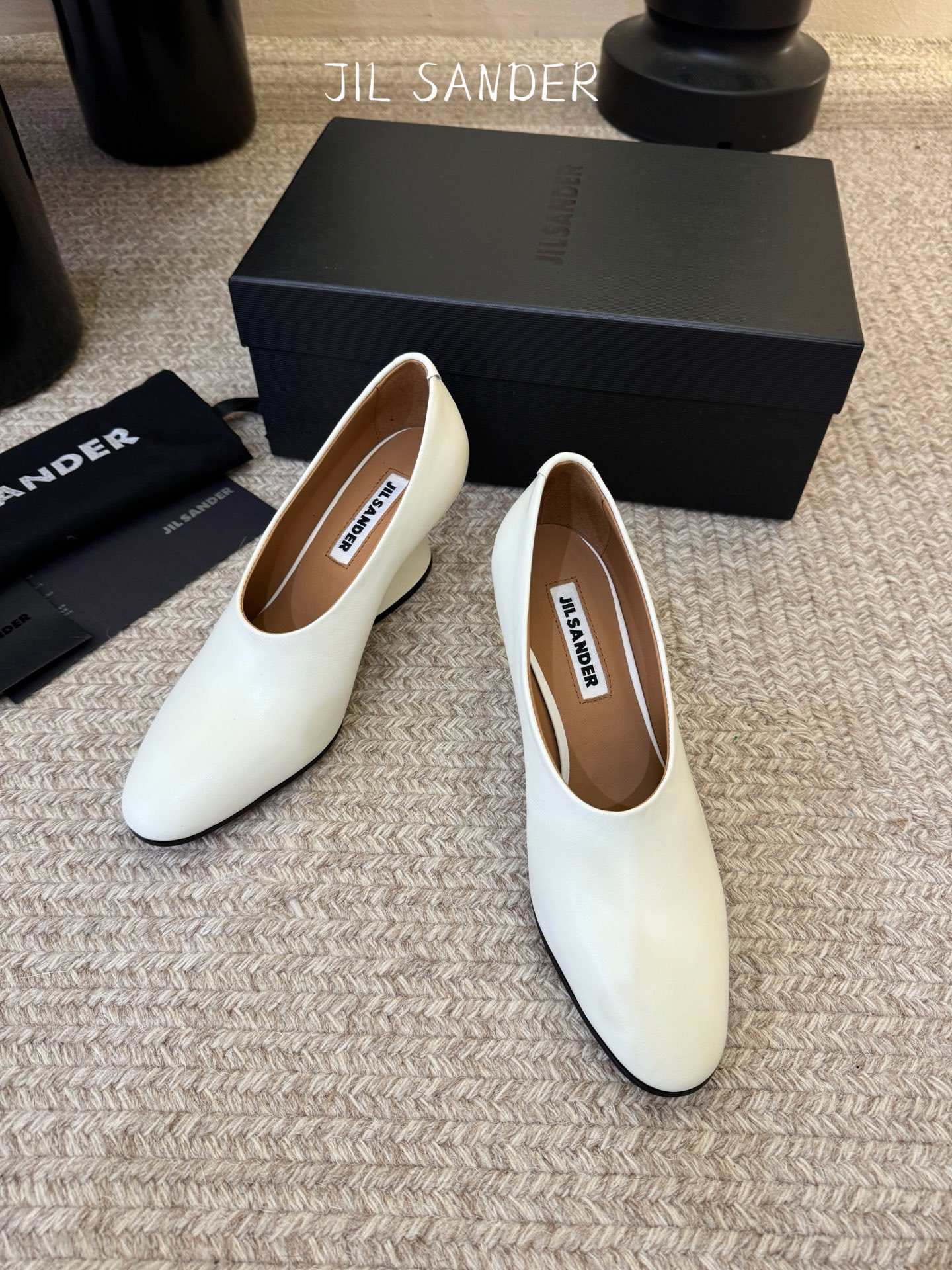 Unknown jilsander*吉尔𝐧𝐞𝐰26春夏走秀款简易 粗跟圆头单鞋 极简主义风格