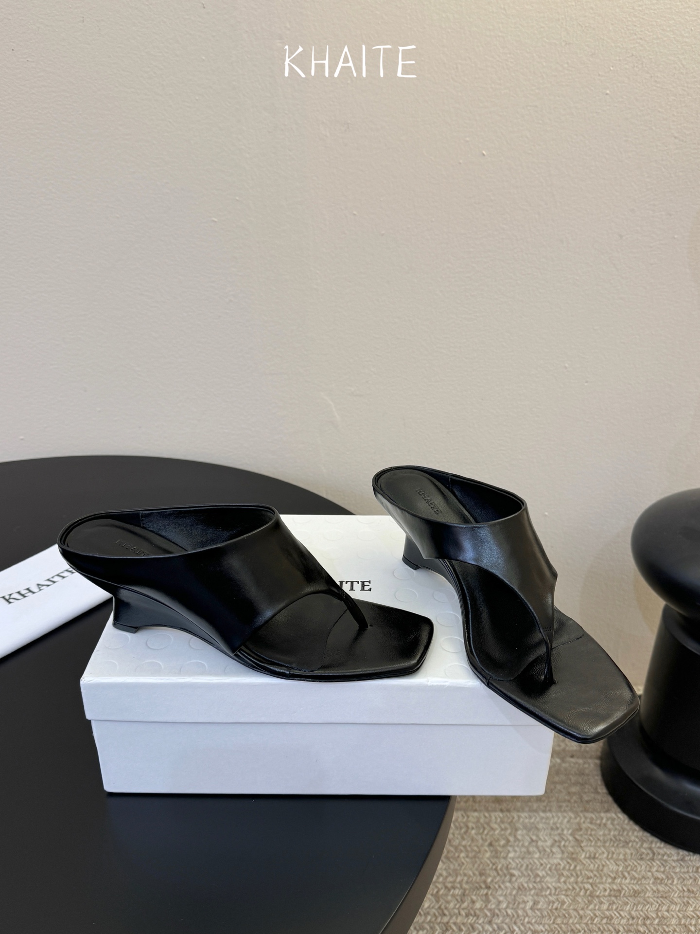 Khait*  𝟐𝟔𝐀𝐖新品带跟夹趾拖｜轻熟感的日常叙事质感与随性优雅写进鞋型 每一步都带着温柔的锋芒 