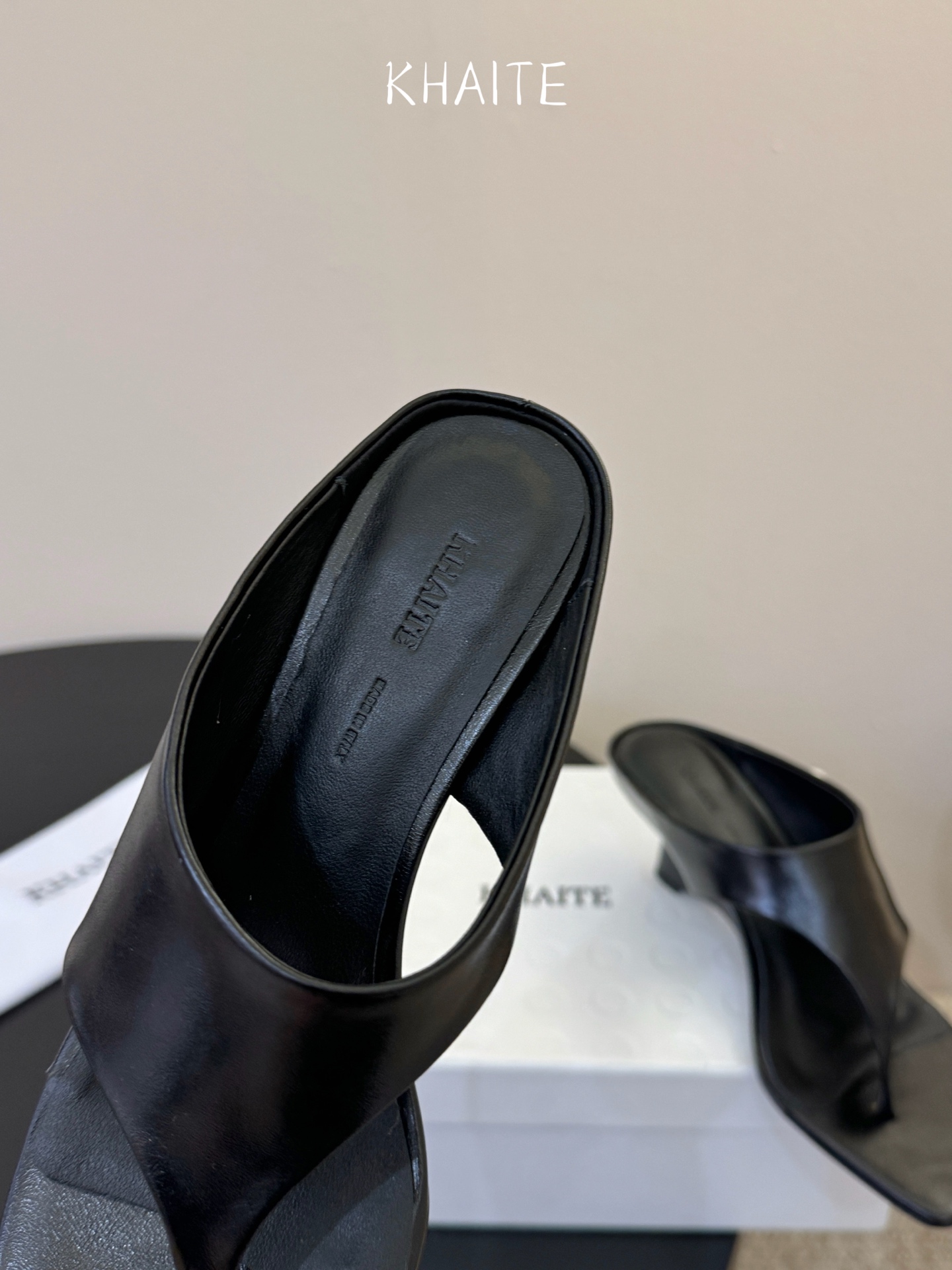 Khait*  𝟐𝟔𝐀𝐖新品带跟夹趾拖｜轻熟感的日常叙事质感与随性优雅写进鞋型 每一步都带着温柔的锋芒 