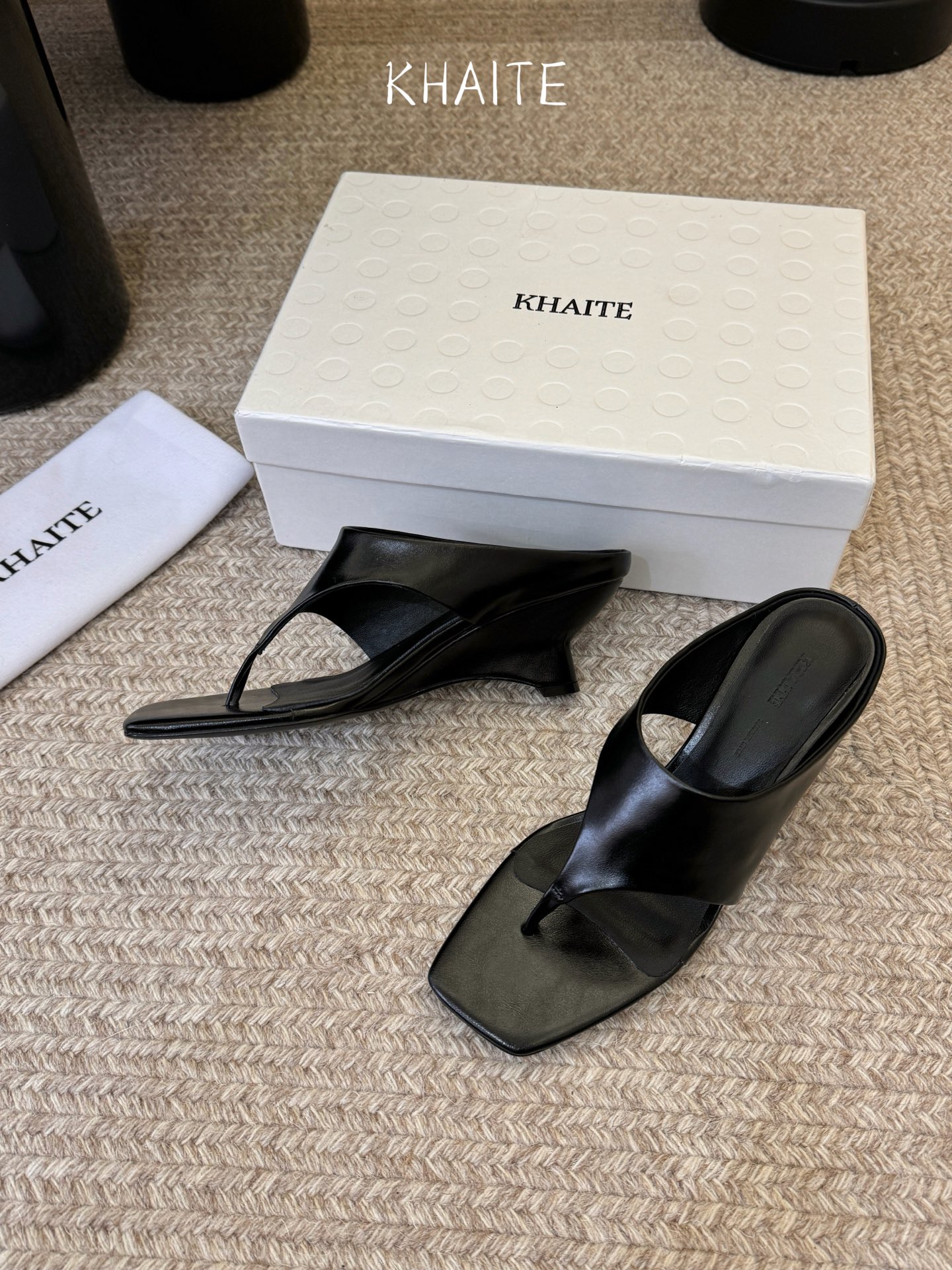 Khait*  𝟐𝟔𝐀𝐖新品带跟夹趾拖｜轻熟感的日常叙事质感与随性优雅写进鞋型 每一步都带着温柔的锋芒 