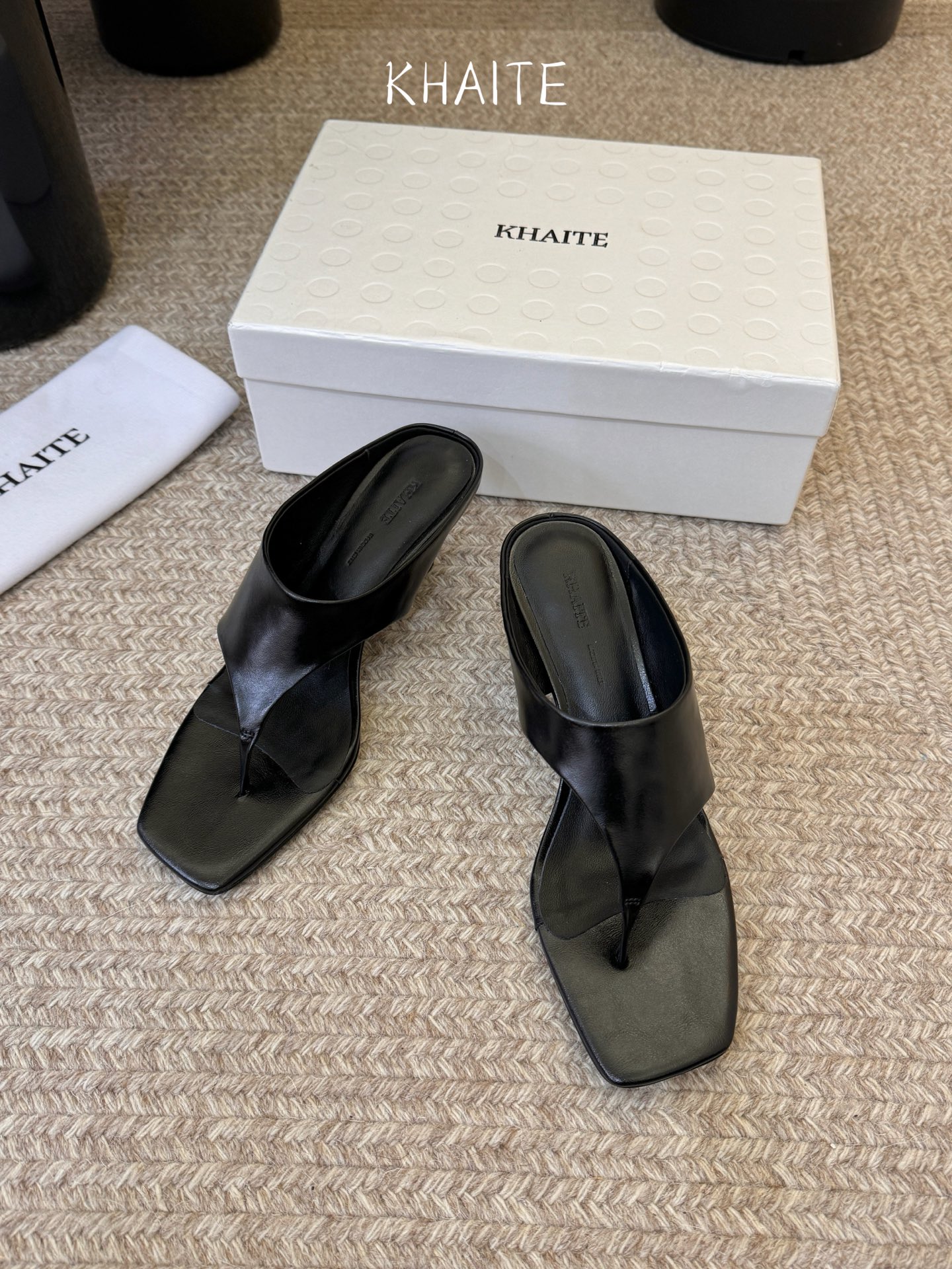 Khait*  𝟐𝟔𝐀𝐖新品带跟夹趾拖｜轻熟感的日常叙事质感与随性优雅写进鞋型 每一步都带着温柔的锋芒 