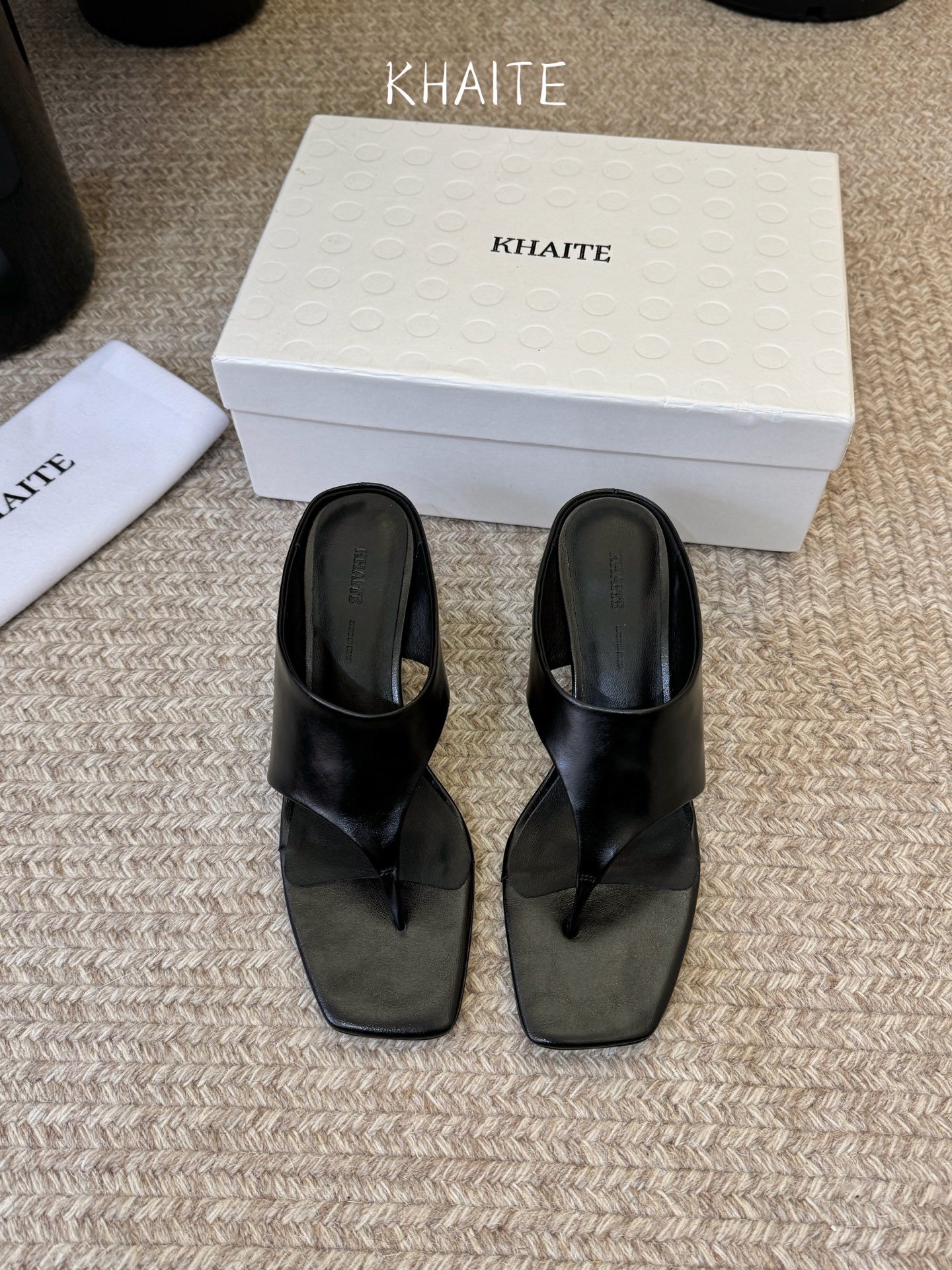 Khait*  𝟐𝟔𝐀𝐖新品带跟夹趾拖｜轻熟感的日常叙事质感与随性优雅写进鞋型 每一步都带着温柔的锋芒 