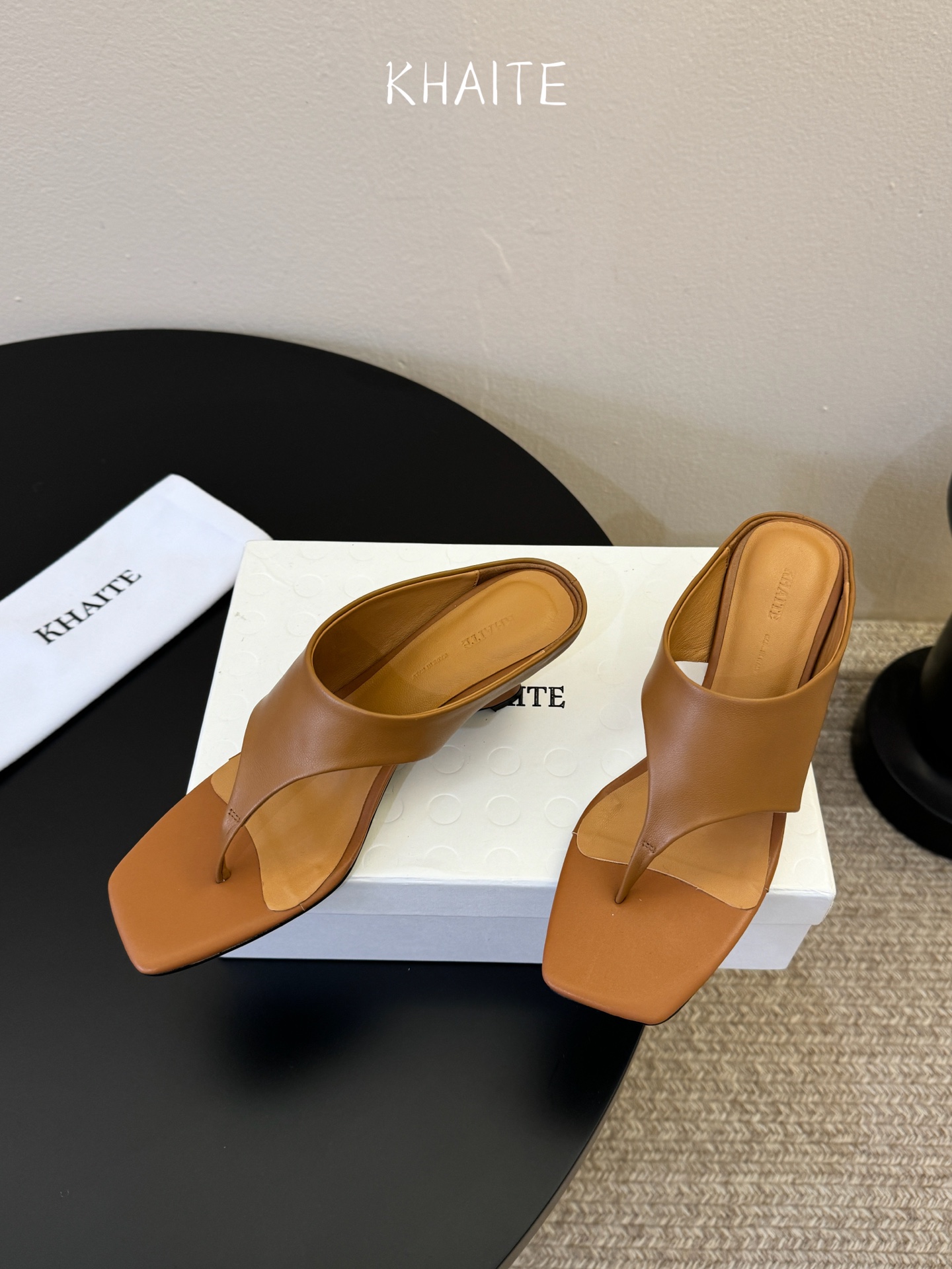 Khait*  𝟐𝟔𝐀𝐖新品带跟夹趾拖｜轻熟感的日常叙事质感与随性优雅写进鞋型 每一步都带着温柔的锋芒 