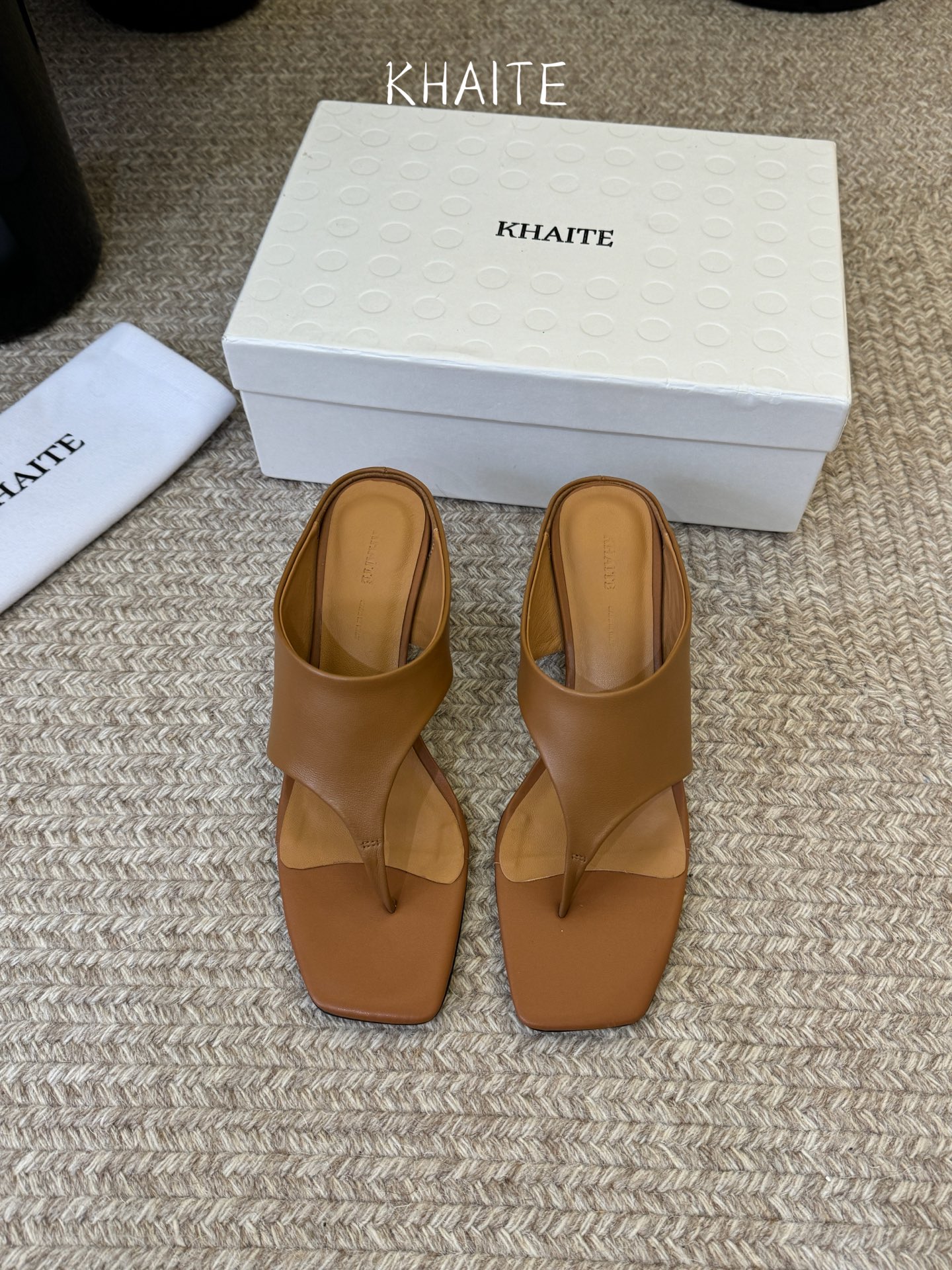 Khait*  𝟐𝟔𝐀𝐖新品带跟夹趾拖｜轻熟感的日常叙事质感与随性优雅写进鞋型 每一步都带着温柔的锋芒 