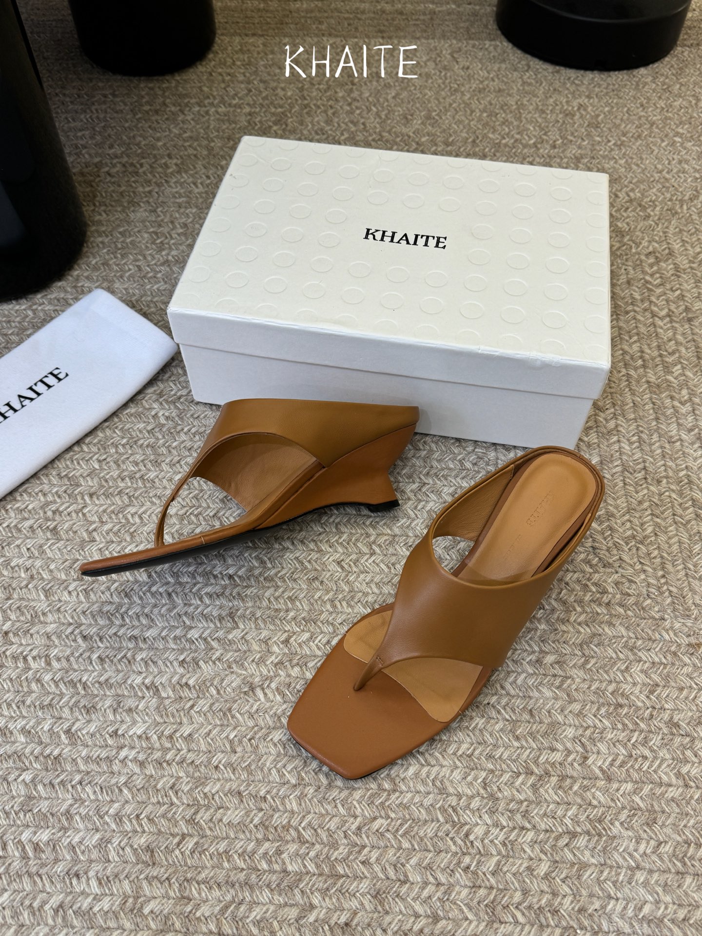 Khait*  𝟐𝟔𝐀𝐖新品带跟夹趾拖｜轻熟感的日常叙事质感与随性优雅写进鞋型 每一步都带着温柔的锋芒 