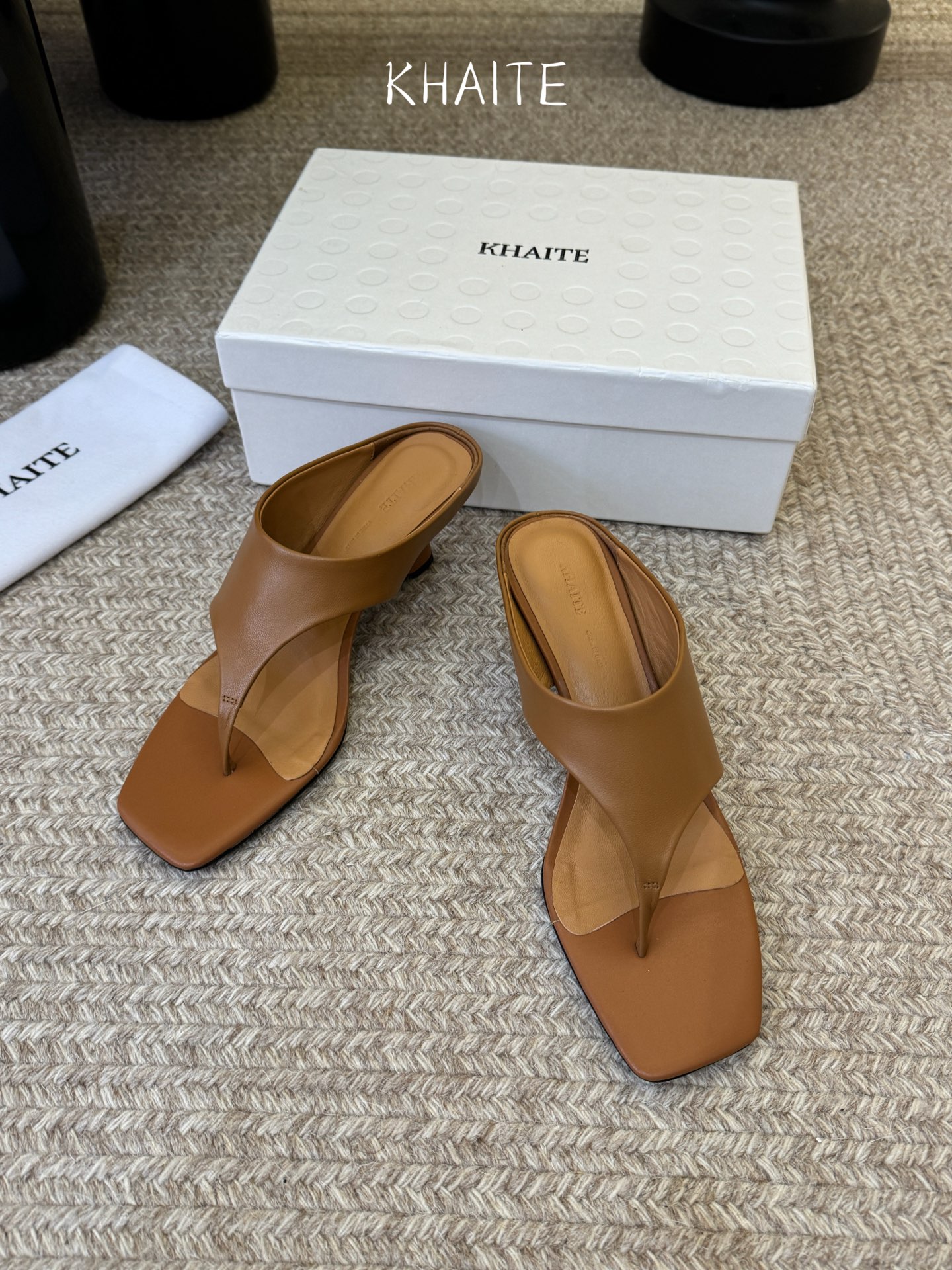 Khait*  𝟐𝟔𝐀𝐖新品带跟夹趾拖｜轻熟感的日常叙事质感与随性优雅写进鞋型 每一步都带着温柔的锋芒 