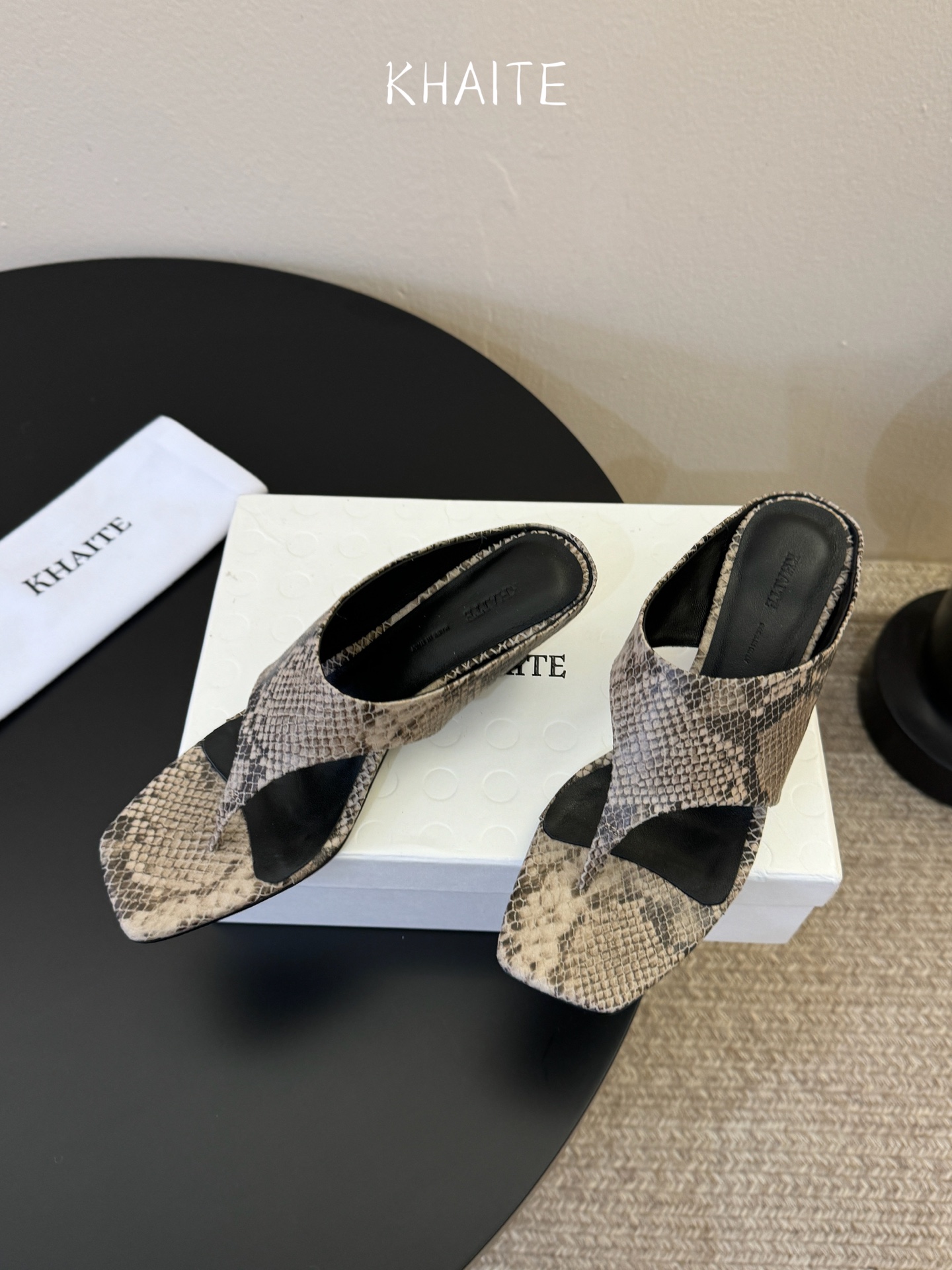 Khait*  𝟐𝟔𝐀𝐖新品带跟夹趾拖｜轻熟感的日常叙事质感与随性优雅写进鞋型 每一步都带着温柔的锋芒 