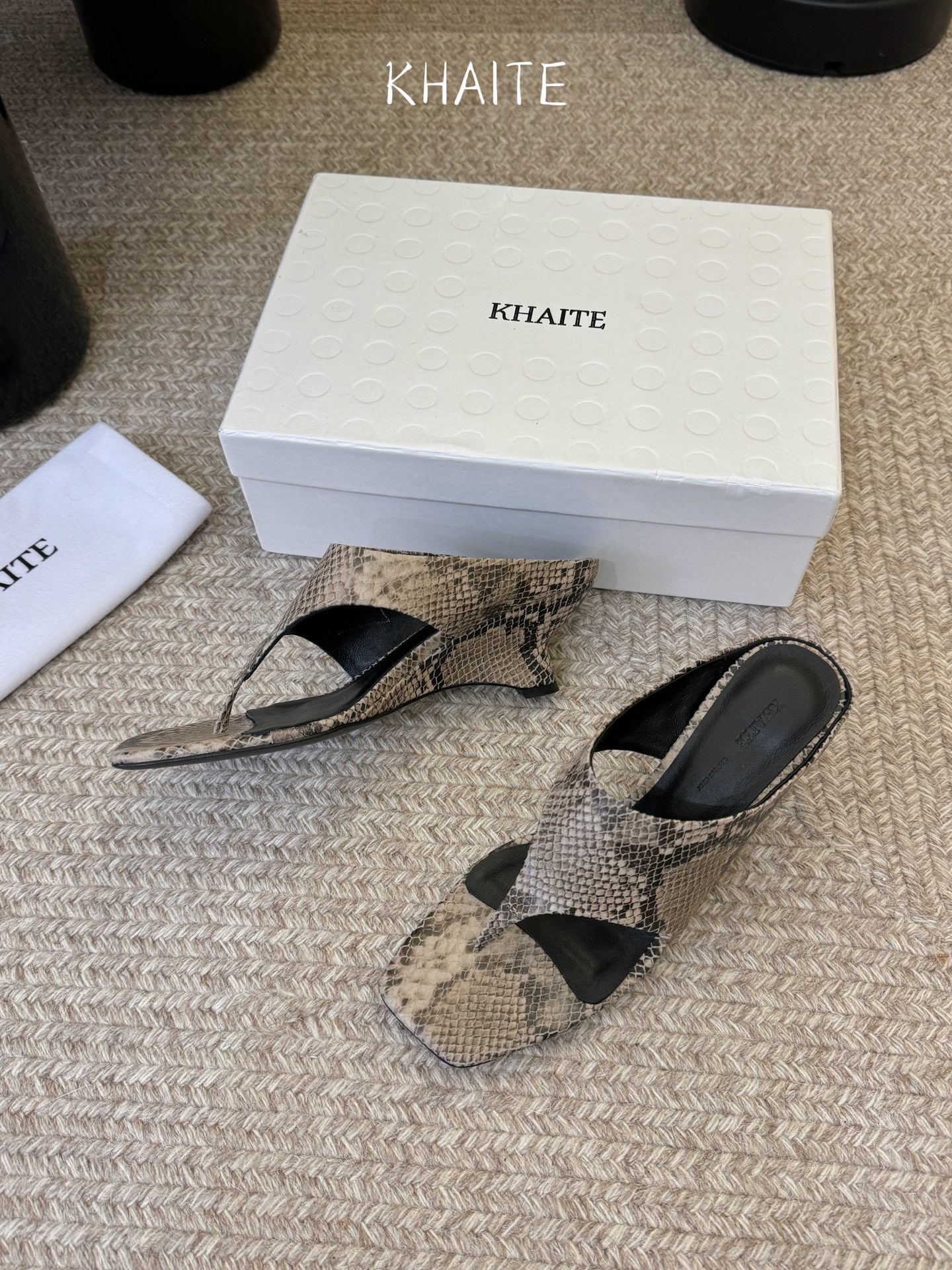Khait*  𝟐𝟔𝐀𝐖新品带跟夹趾拖｜轻熟感的日常叙事质感与随性优雅写进鞋型 每一步都带着温柔的锋芒 