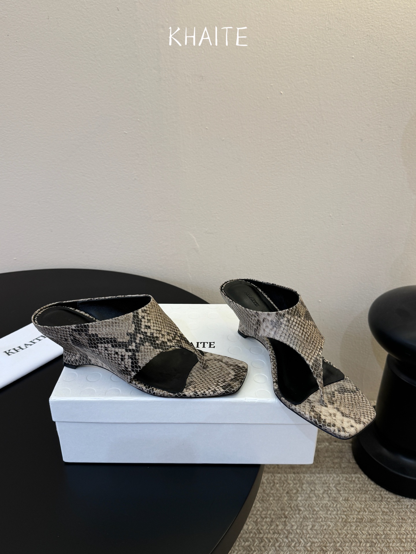 Khait*  𝟐𝟔𝐀𝐖新品带跟夹趾拖｜轻熟感的日常叙事质感与随性优雅写进鞋型 每一步都带着温柔的锋芒 