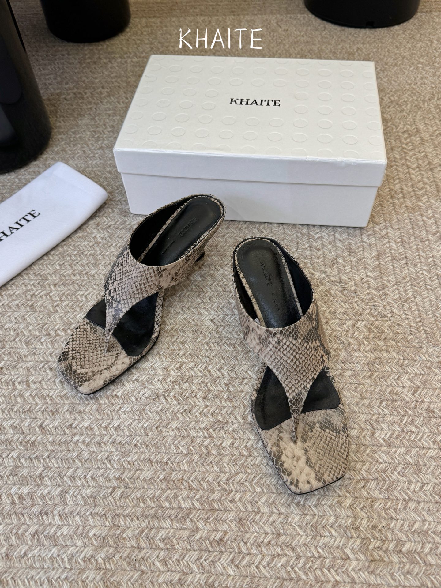 Khait*  𝟐𝟔𝐀𝐖新品带跟夹趾拖｜轻熟感的日常叙事质感与随性优雅写进鞋型 每一步都带着温柔的锋芒 
