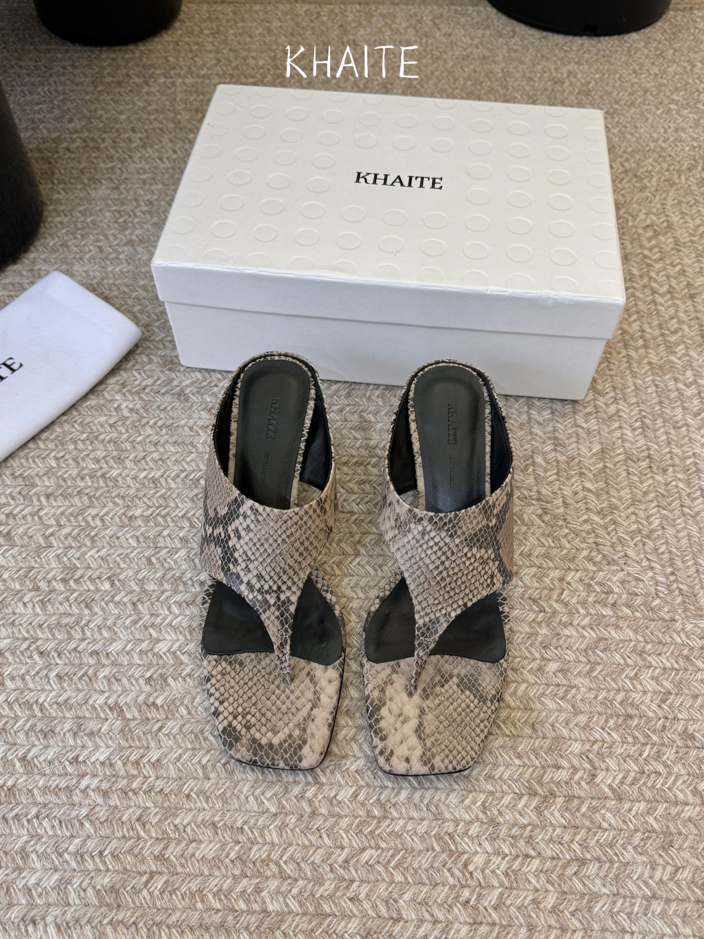 Khait*  𝟐𝟔𝐀𝐖新品带跟夹趾拖｜轻熟感的日常叙事质感与随性优雅写进鞋型 每一步都带着温柔的锋芒 