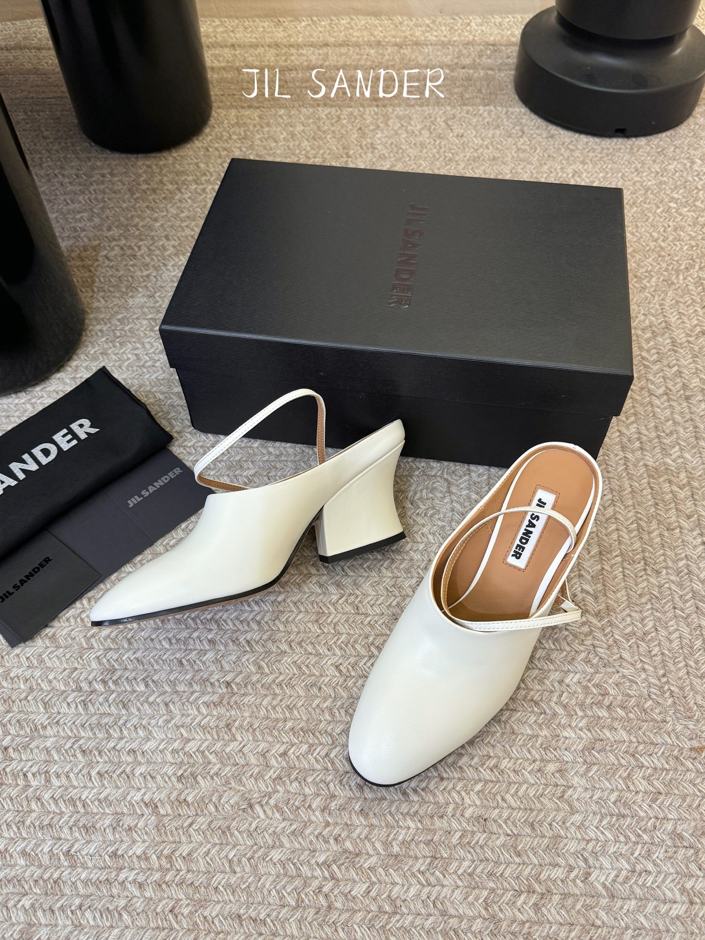 Unknown jilsander*吉尔𝐧𝐞𝐰26春夏走秀款简易 粗跟圆头单鞋 极简主义风格