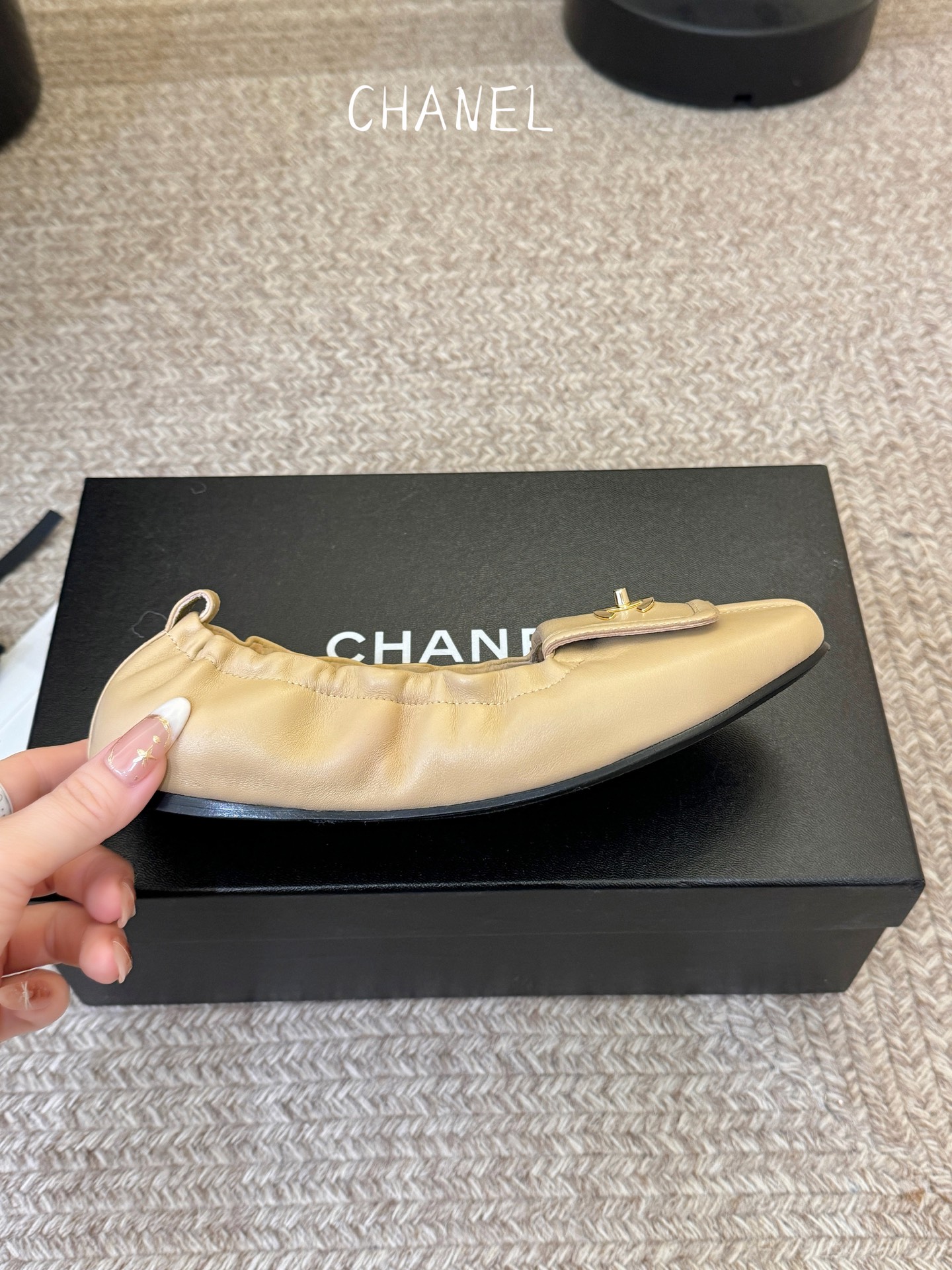 Chane*26SS早春新款经典方头松紧鞋身单鞋标志性双C金属扣作为点睛之笔，瞬间拉满品牌辨识度，经典方