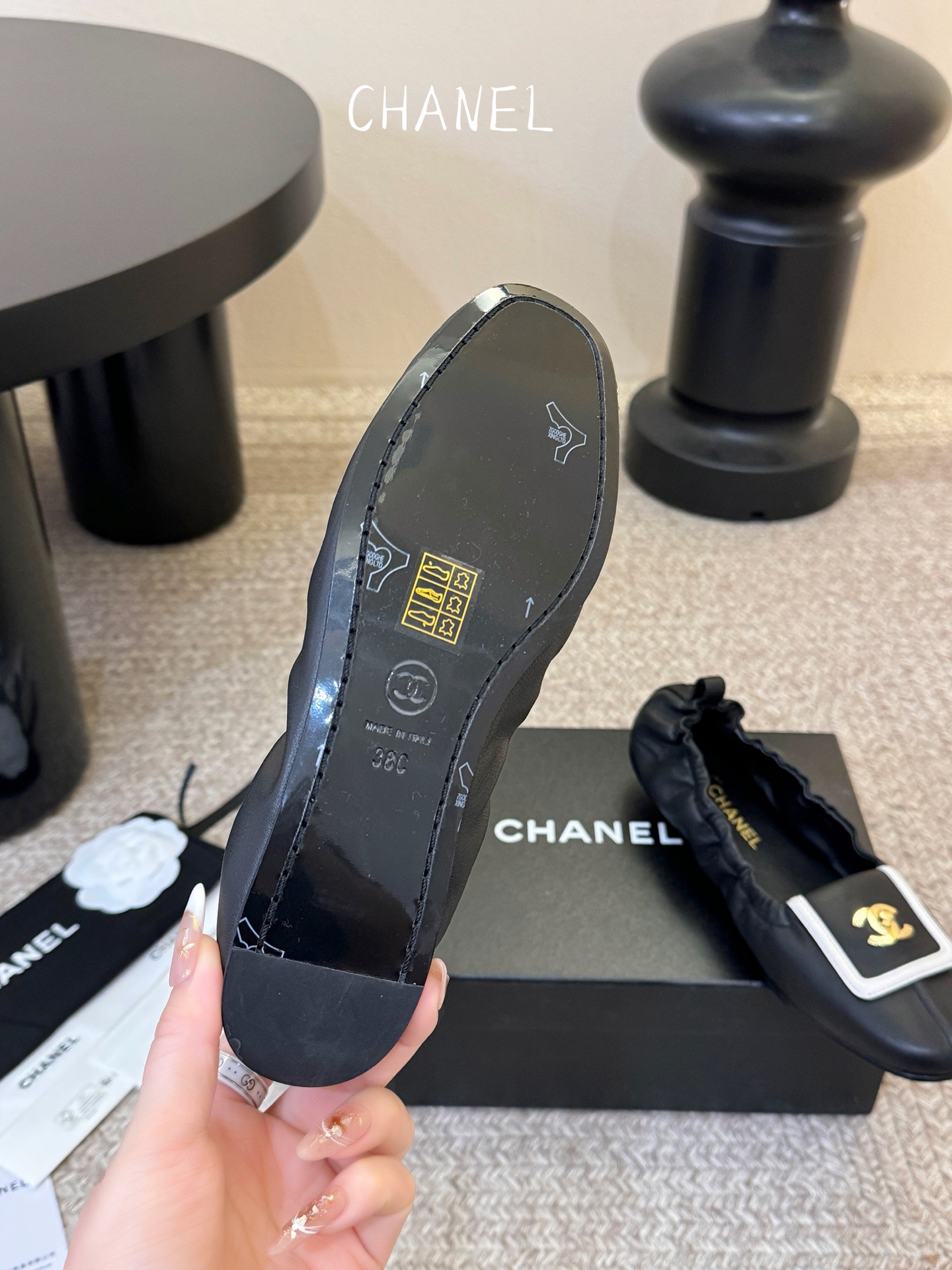 Chane*26SS早春新款经典方头松紧鞋身单鞋标志性双C金属扣作为点睛之笔，瞬间拉满品牌辨识度，经典方